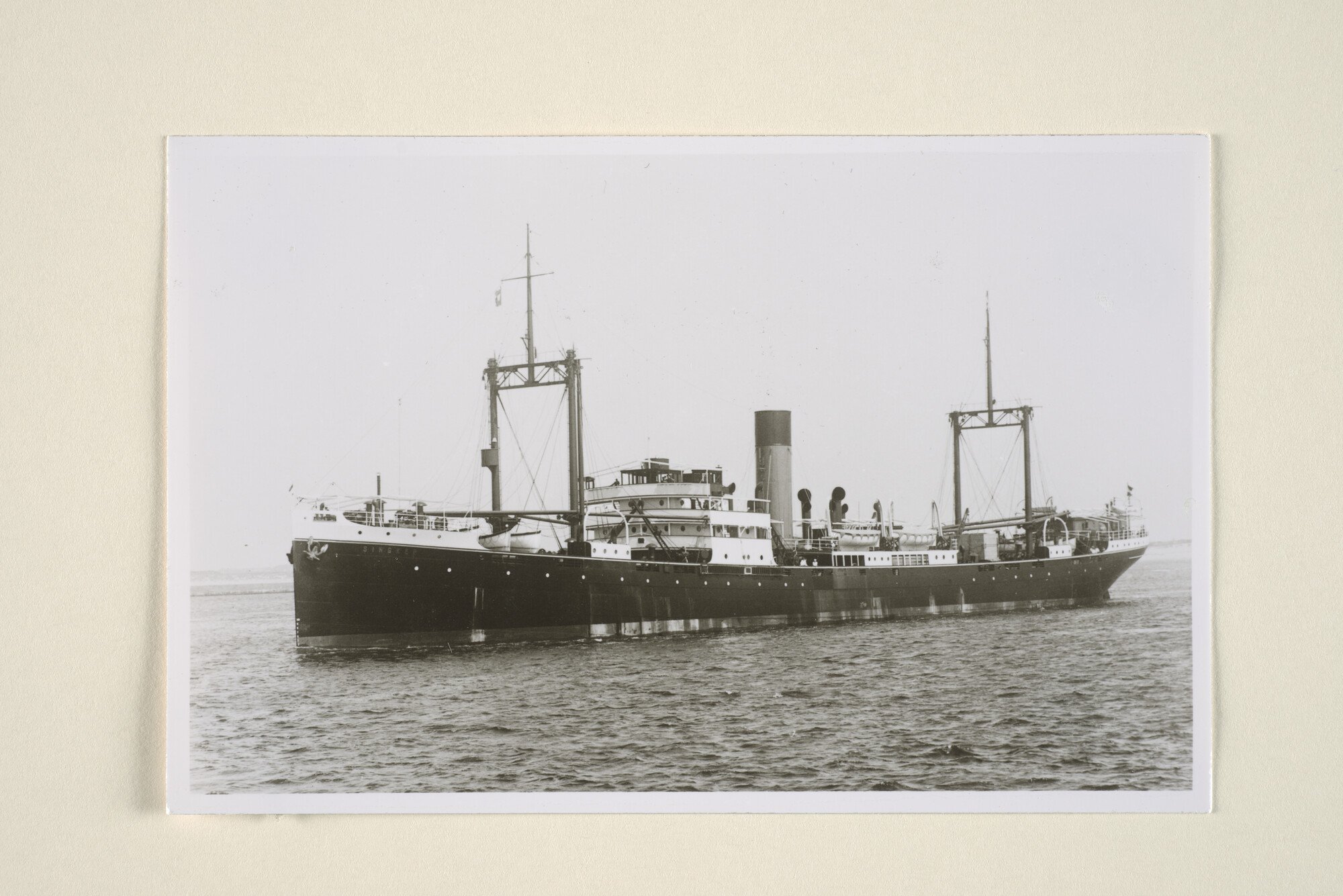 1995.5066; Het vrachtschip ss. 'Singkep' van de SMN op zee; foto