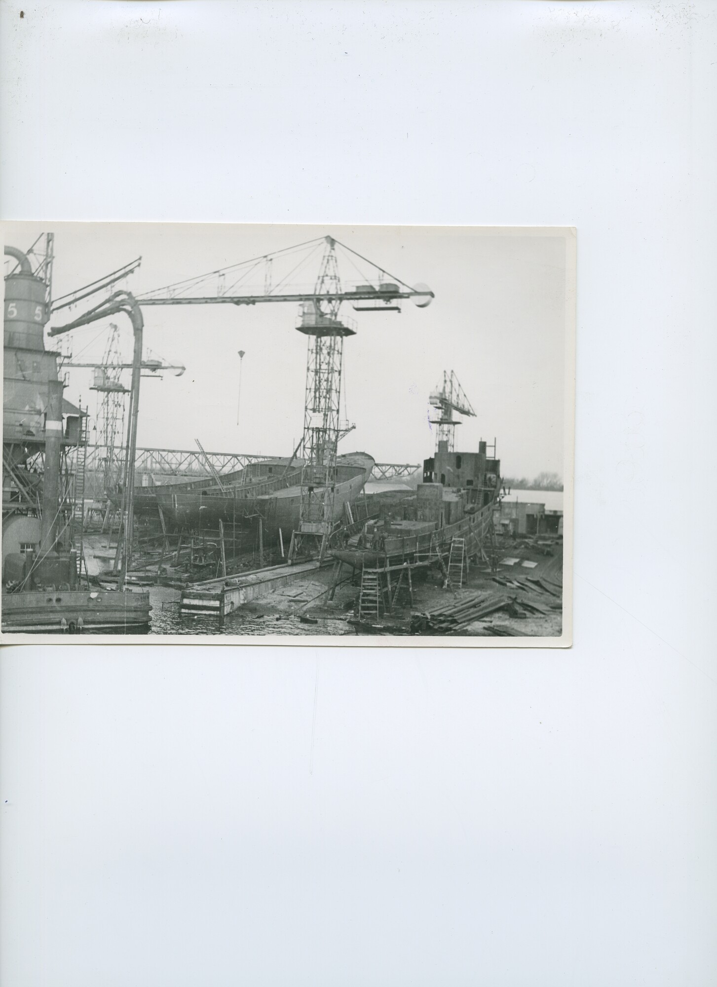 S.6386(114)0153; Foto van trawlers, omgebouwd tot voor posten schepen; foto