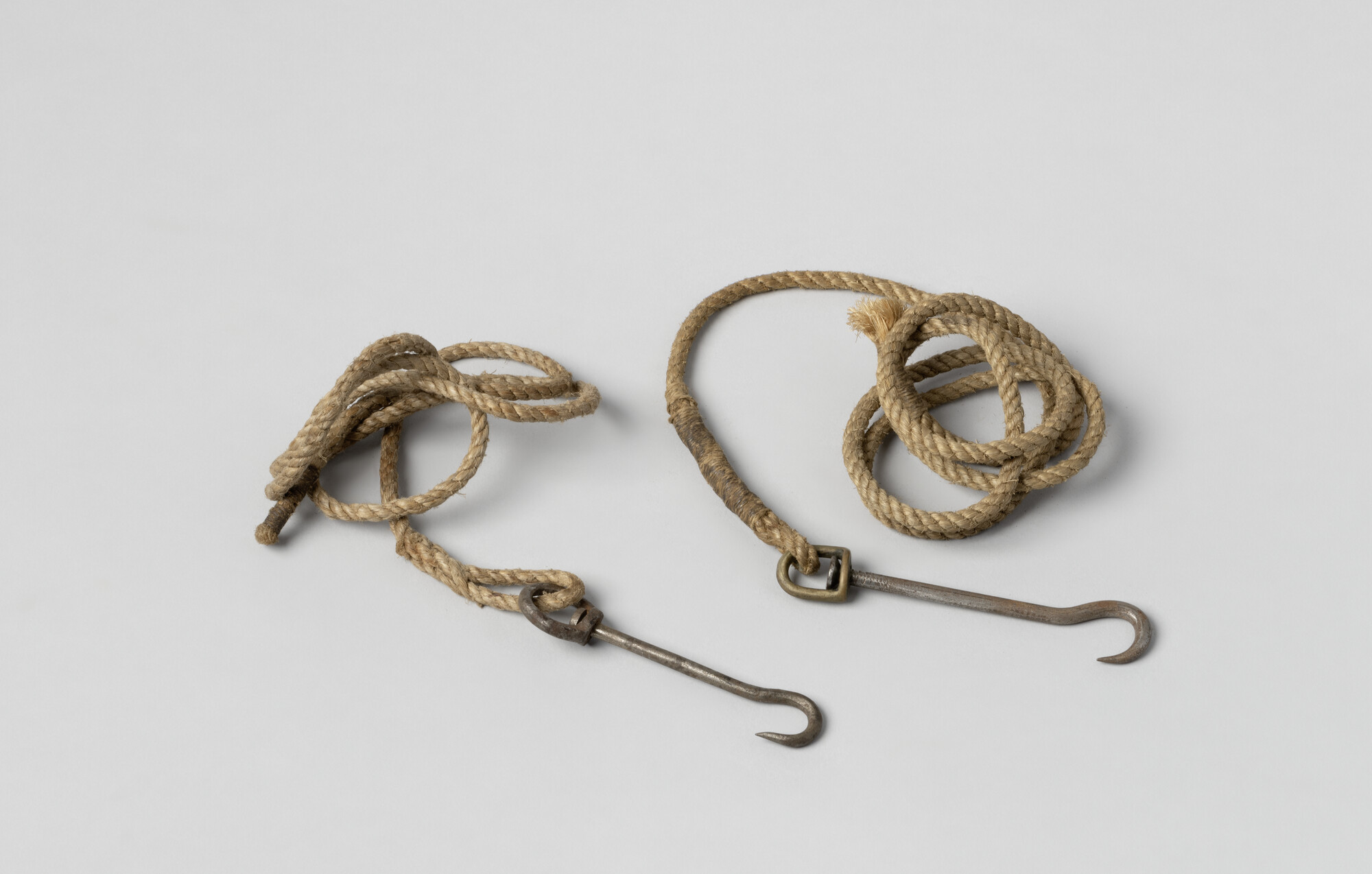 A.0097(03); Zeilmakershaak met wartel en gesplitst touw; haak (bevestigingsmiddel)