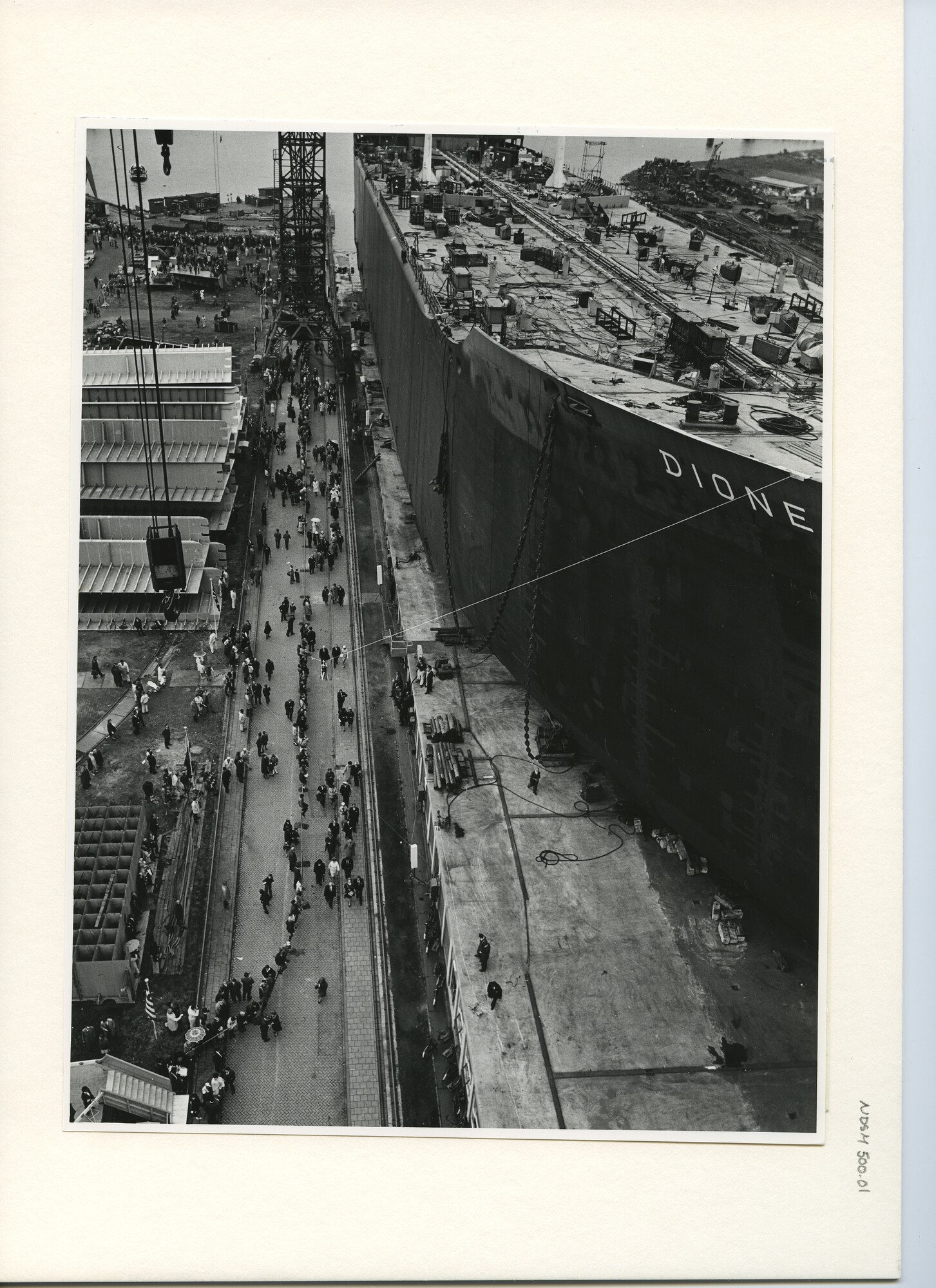 S.5444(2895)4; Foto van de tewaterlating van de tanker ts. Dione; foto