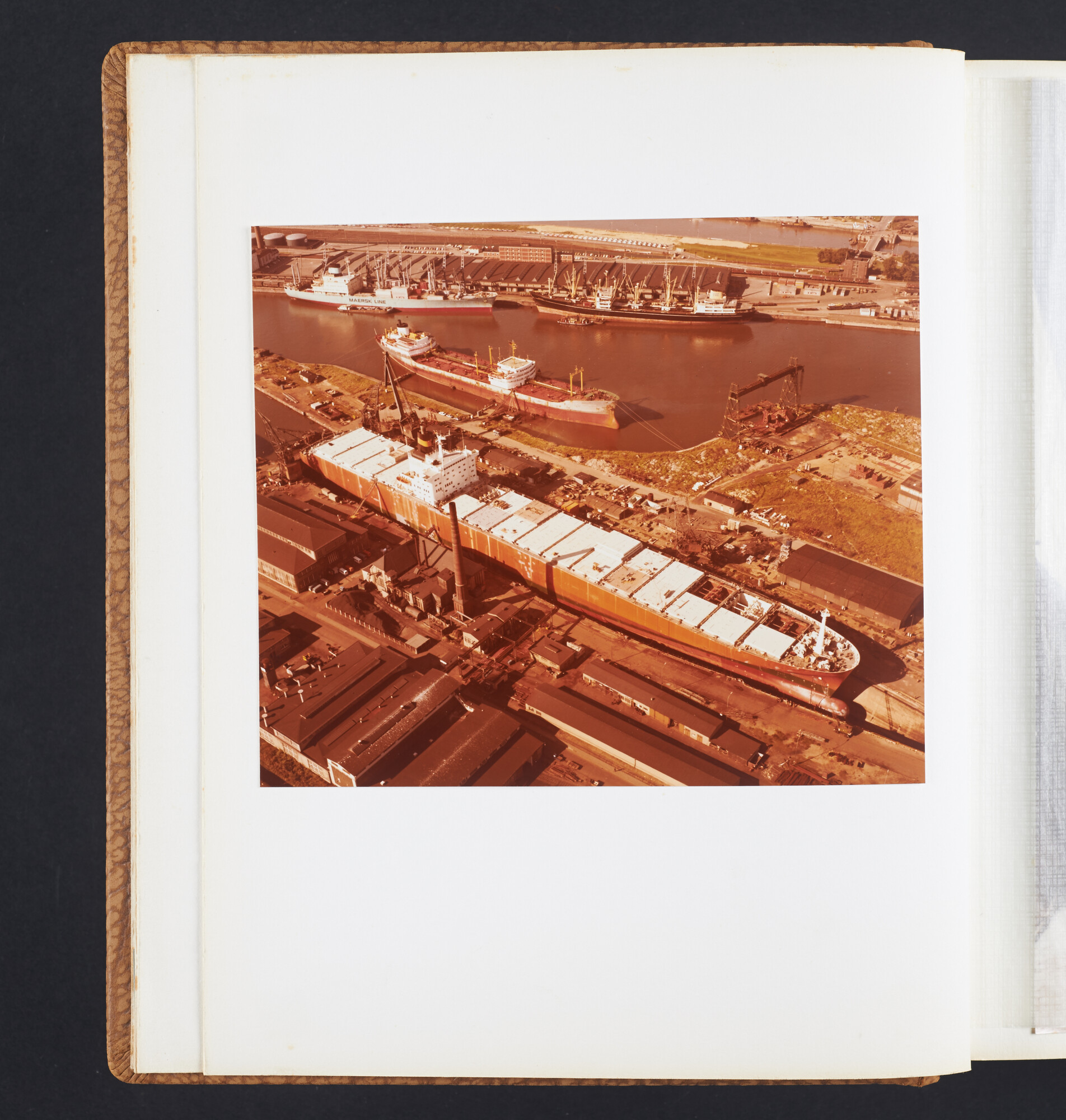 2016.2698; Fotoalbum van de bouw, de naamgeving en overdracht, het interieur en luchtopnamen van ms. Nedlloyd Delft; fotoalbum