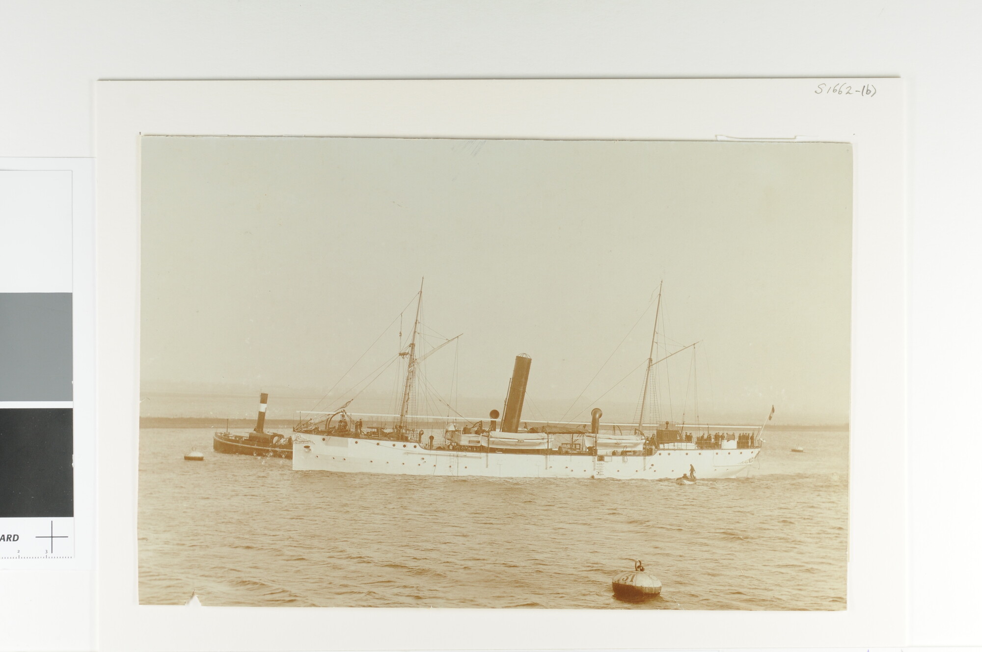 S.1662(b); Het flottieljevaartuig Hr.Ms. Nias bij het vertrek naar Nederlands-Indië; foto