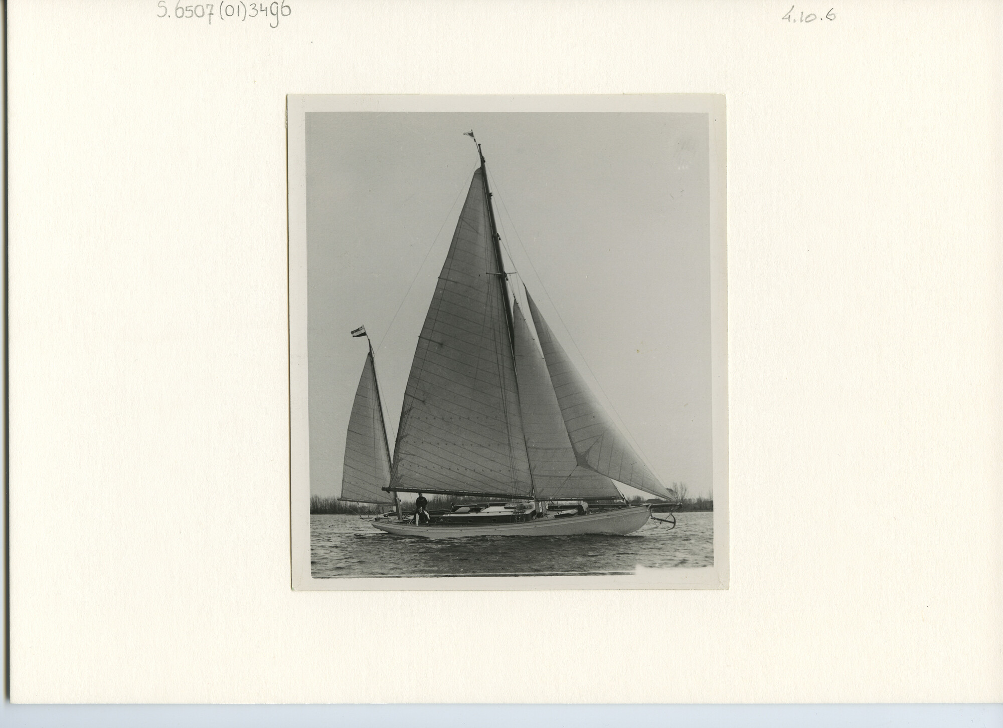 S.6507(01)3496; Foto van de toren-yawl Zonnety II van de heren Van Hoolwerff en Doedens zeilend op ruim water; foto