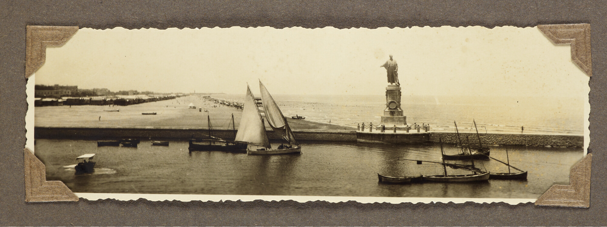 S.5548(091); Persoonlijk album van J.D. van Schooten met foto's aan boord van het ss. Tjikini; fotoalbum