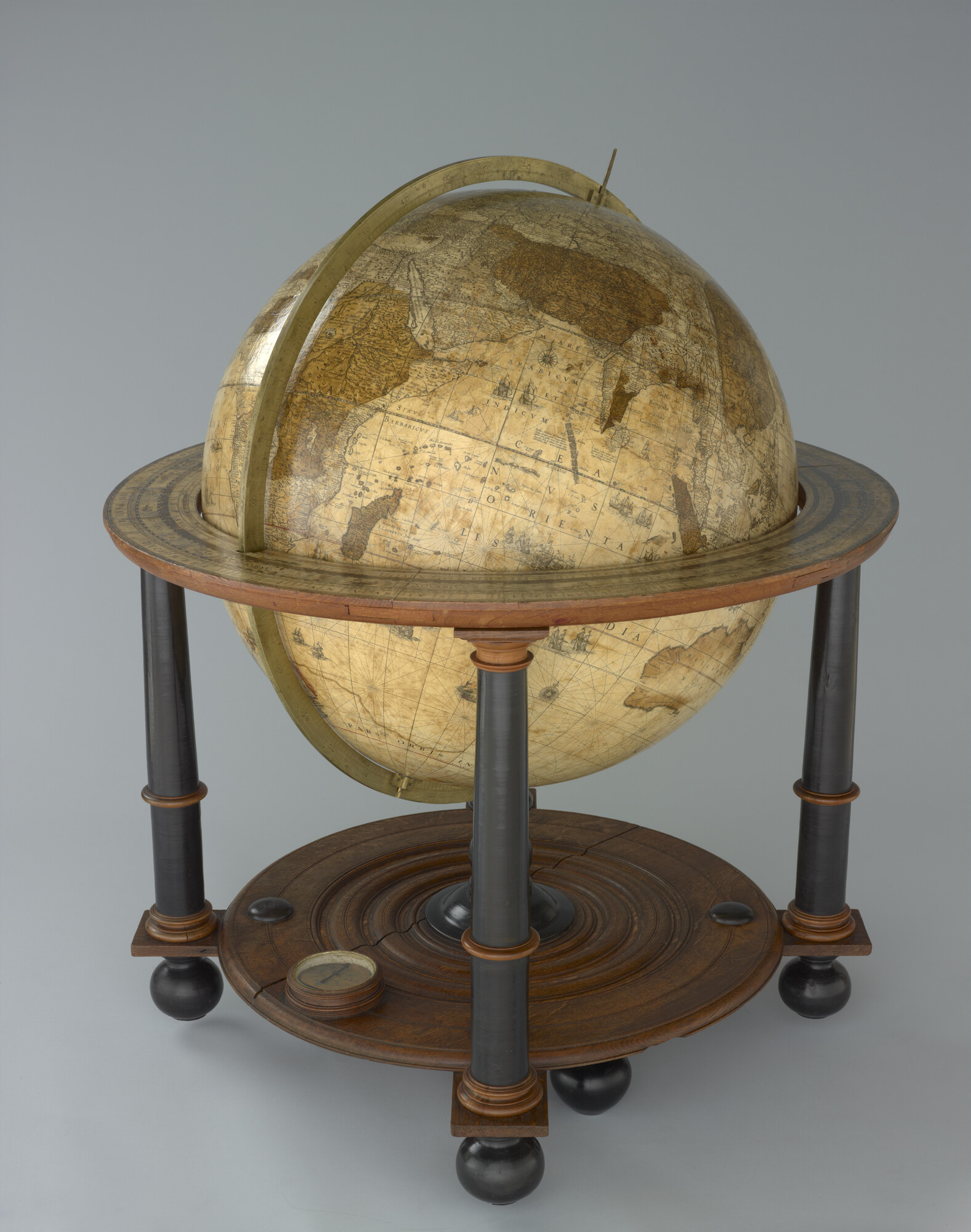 A.1224(01); Aardglobe van 68 cm. in doorsnede door Willem Jansz. Blaeu, 1645-1648; globe