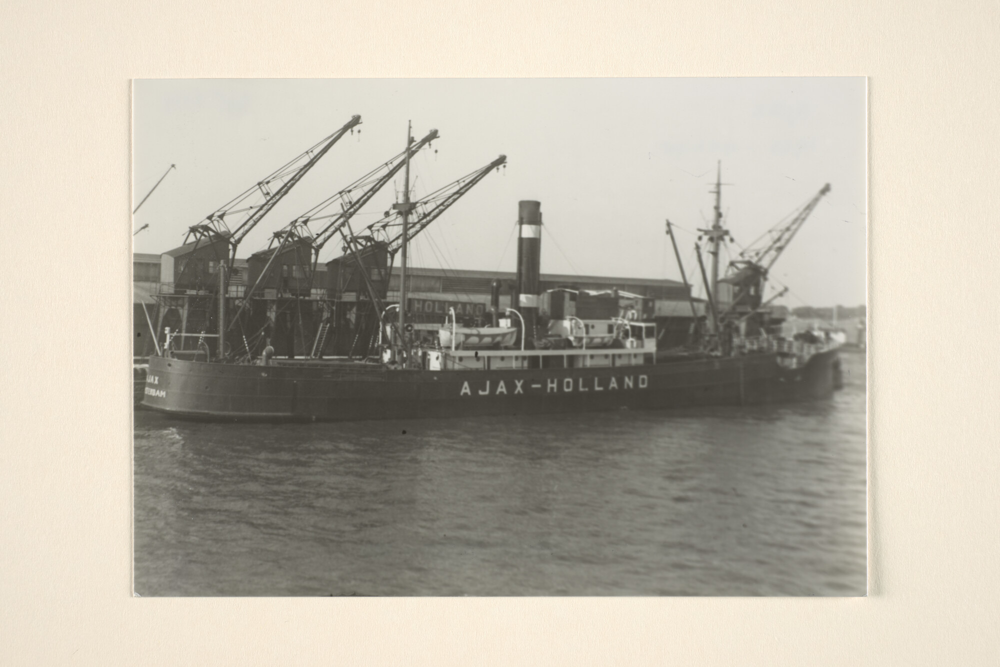 1995.6554; Het vrachtschip ss. Ajax van de KNSM ligt afgemeerd in een haven; foto