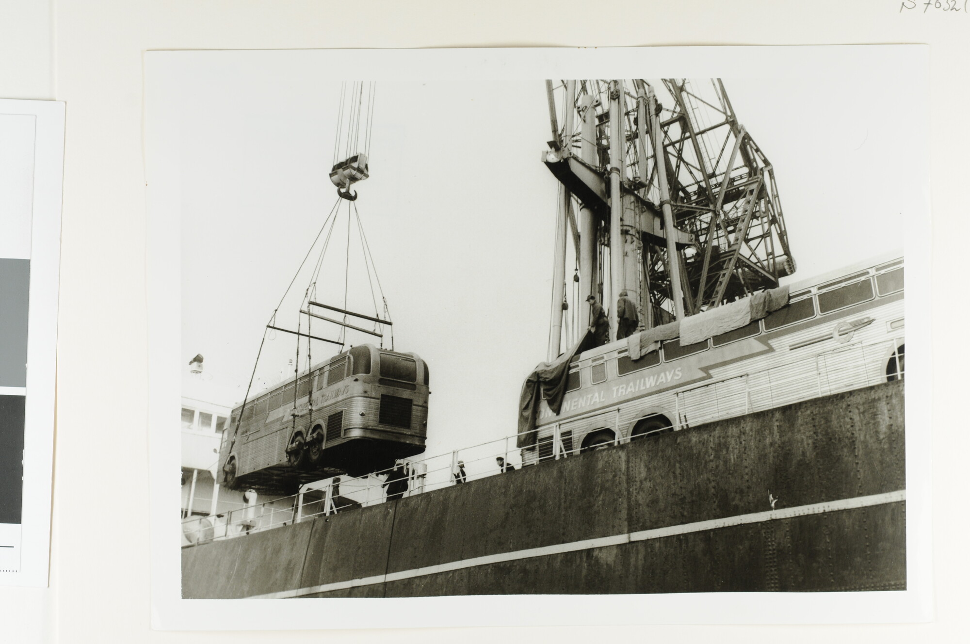 S.7032(013); Fotos van het hijsen van autobussen voor Continental Trailways van de kade [...]; fotoreportage