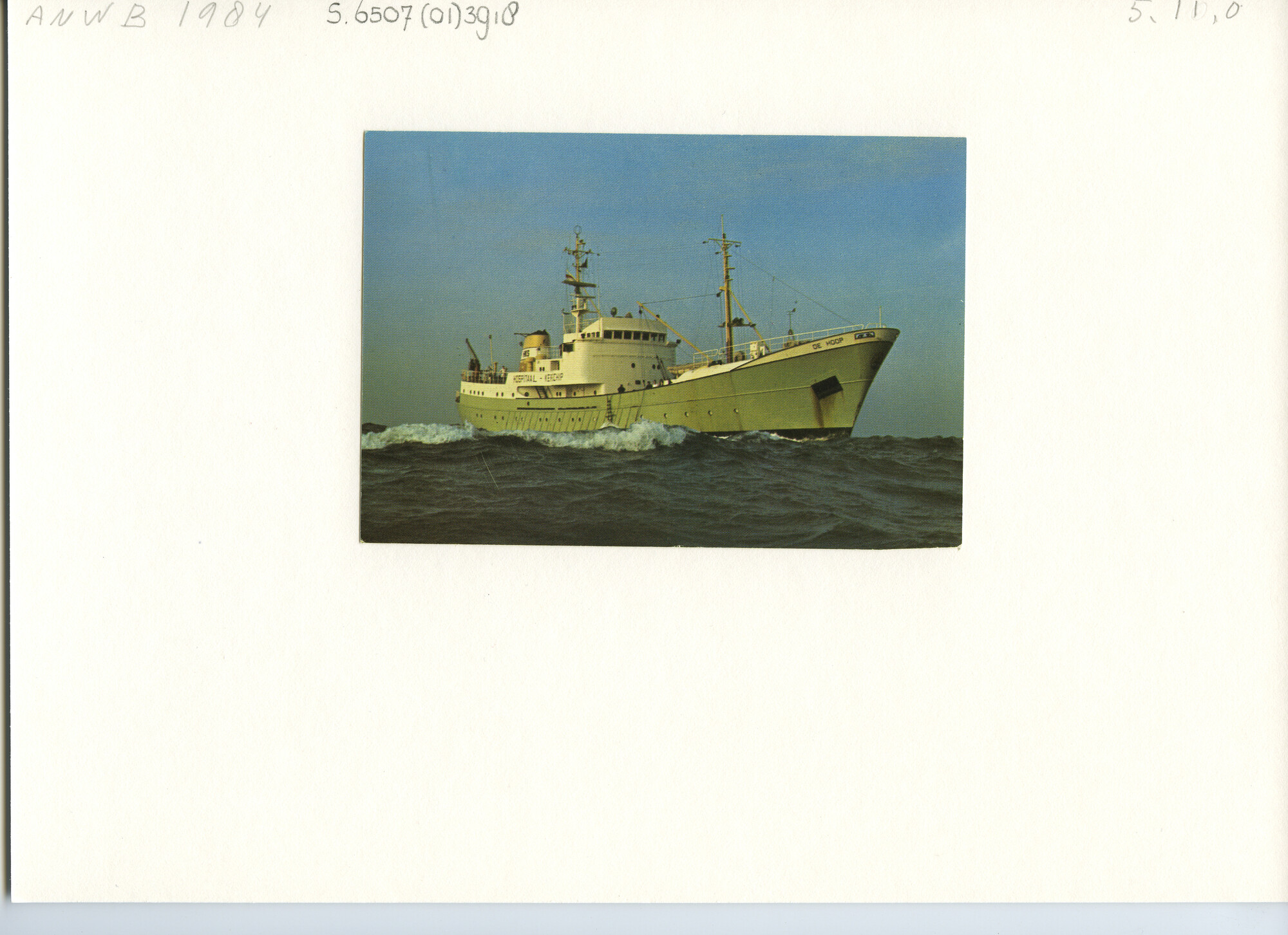 S.6507(01)3918; Het hospitaal-kerkschip de Hoop IV (1963-1988) varend op zee; foto