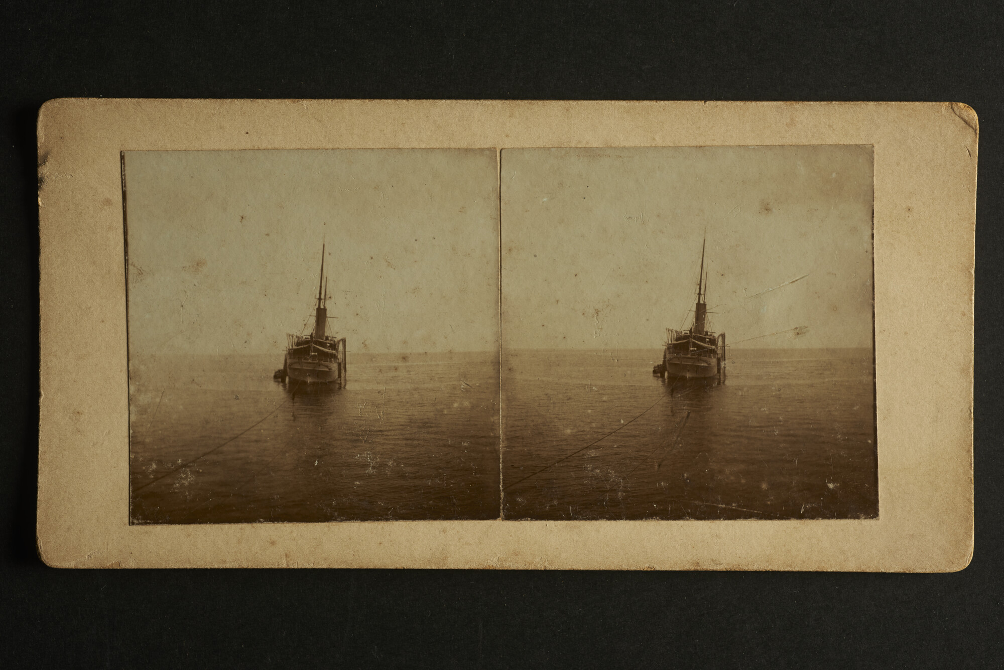 RS.0713(23); Het toeristenschip "Ile de France" wordt gesleept door Hr.Ms. Friesland; foto