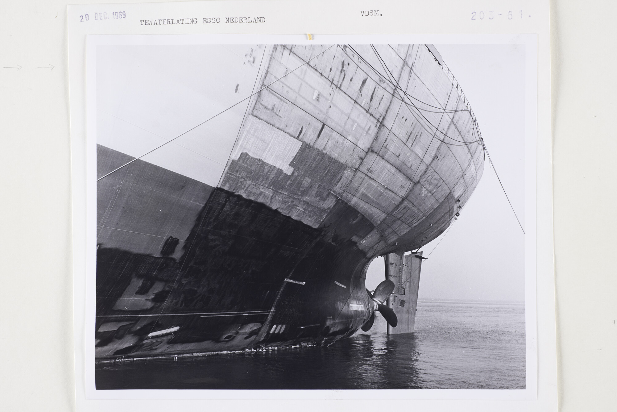S.5444(5082)01; Foto van de tewaterlating van de mammoettanker Esso Nederland bij de VDSM; foto
