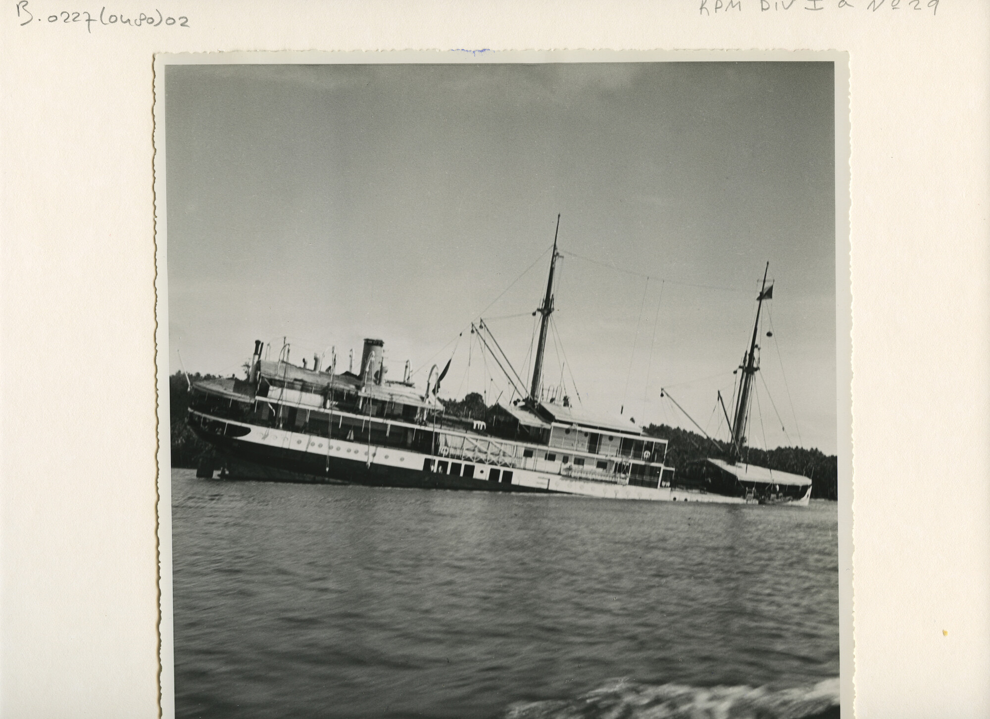 B.0227(0480)02; Foto van het gestrande en gedeeltelijk gezonken ms. Togian bij Pontianak, december 1935; foto
