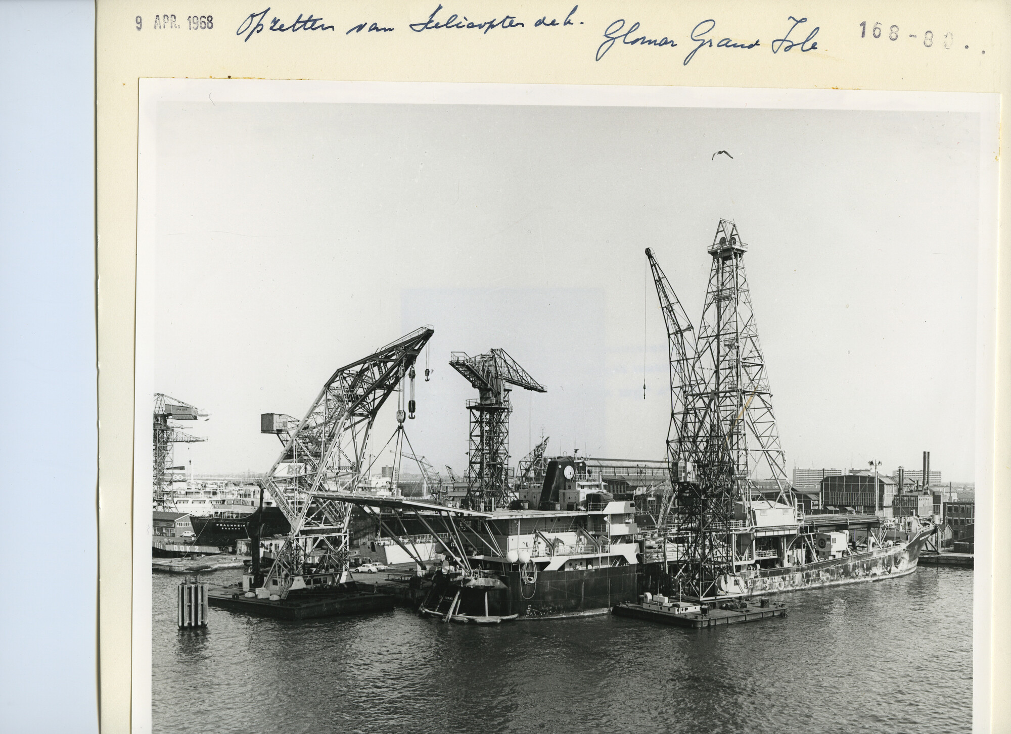 S.5444(4887)01; Foto van het aanbrengen van een helikopterdek op en het schoonmaken van de huid van de Glomar Grand Isle bij de NDSM; foto