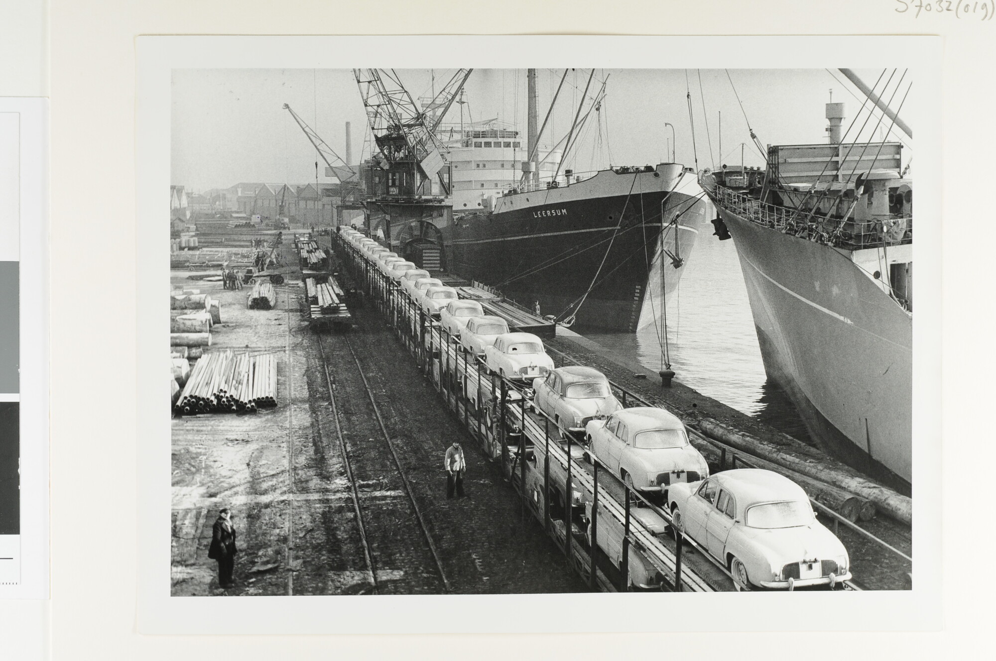 S.7032(019); Foto's van het verschepen van personenauto's (Renault Douphine) met ms. 'Leersum' van de NV; fotoreportage