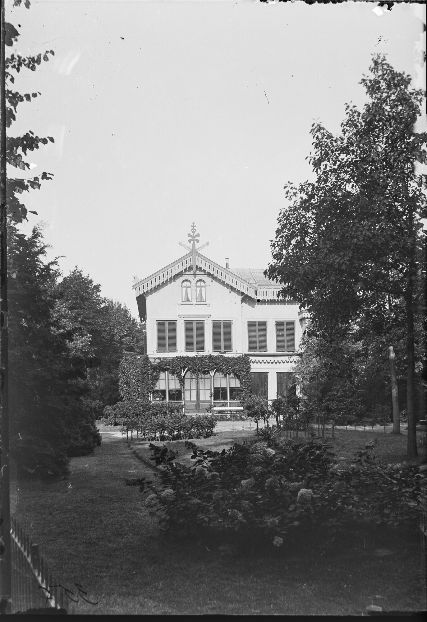 S.1156(06)388-2; Gezicht op achterzijde van Villa 'Kersbergen' te Baarn; negatief