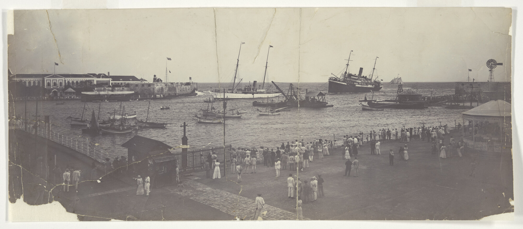 1997.0054; Het Engelse jacht Nemesis sleept het Italiaanse passagiersschip ss. Bologna Willemstad (Curaçao) binnen, 1915; foto