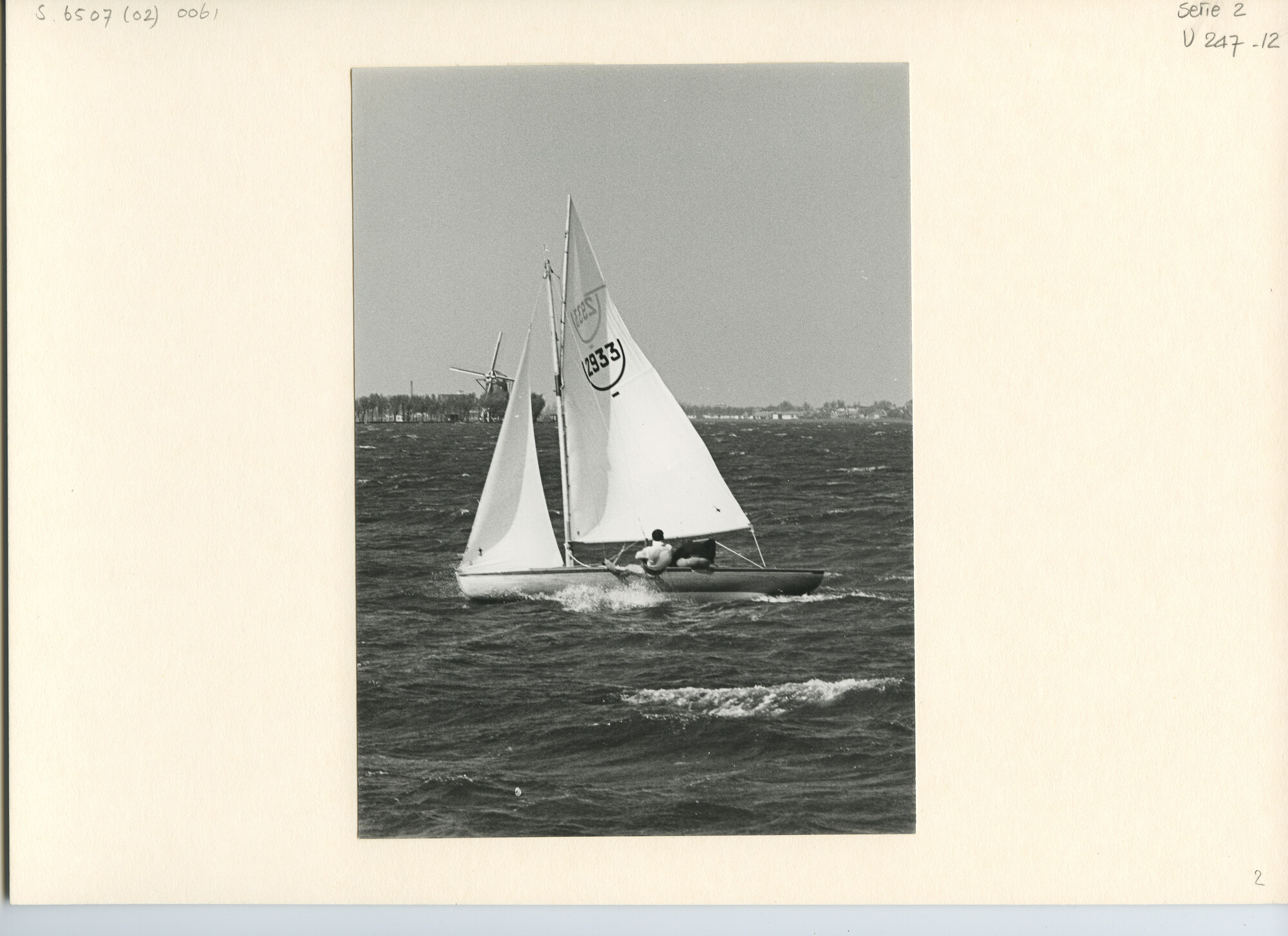 S.6507(02)0061.06; Zwart-wit foto van 16m² klasse nummer 2933 tijdens de Voor-Braassem 1967; foto