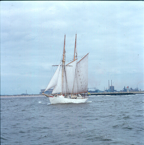 S.9100(4164); Dia van de Zweedse 2-mast gaffelschoener Falken bij een bezoek aan de haven van Amsterdam [...]; diapositief