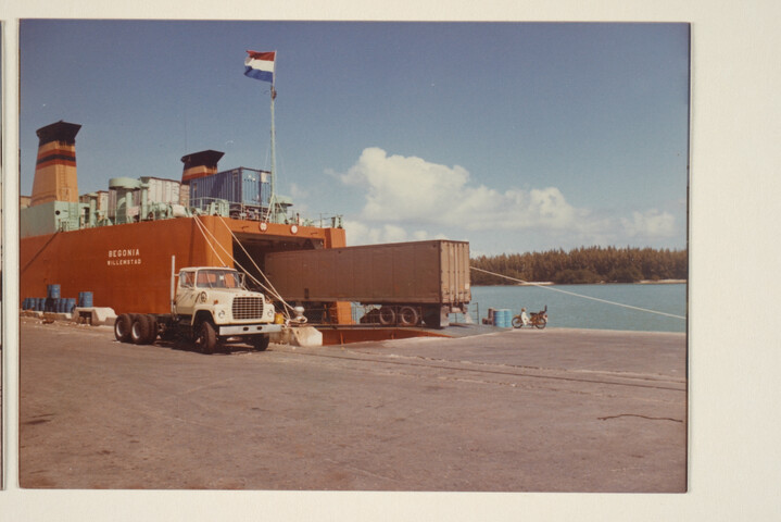S.7032(055); Kleurenfotos van het laden van het Ro-Ro-schip ms. Begonia (ex- [...]; fotoreportage