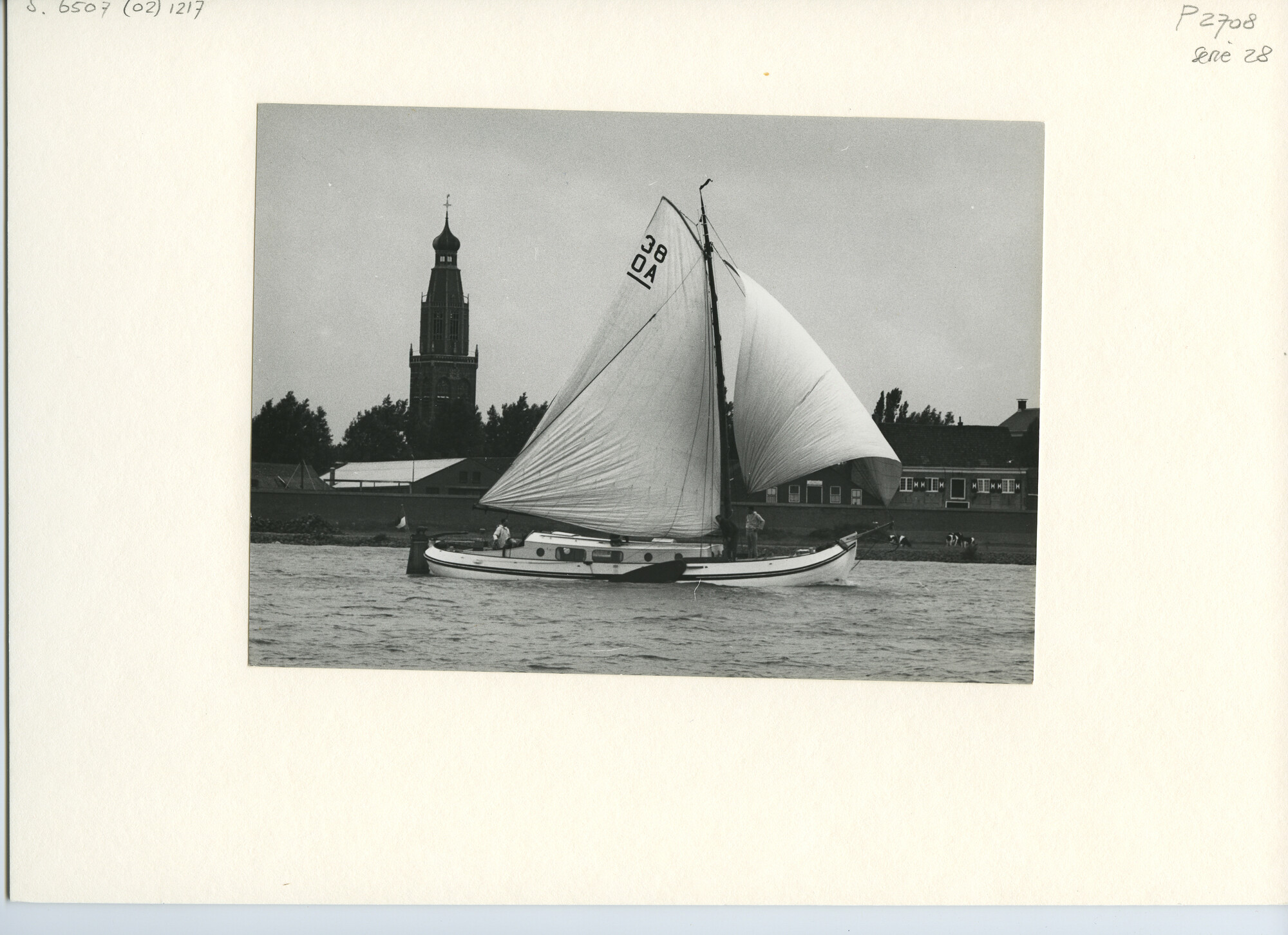 S.6507(02)1217.03; Zwart-wit foto van ronde- en platbodemjachten aan de start tijdens de Flevorace 1962; foto