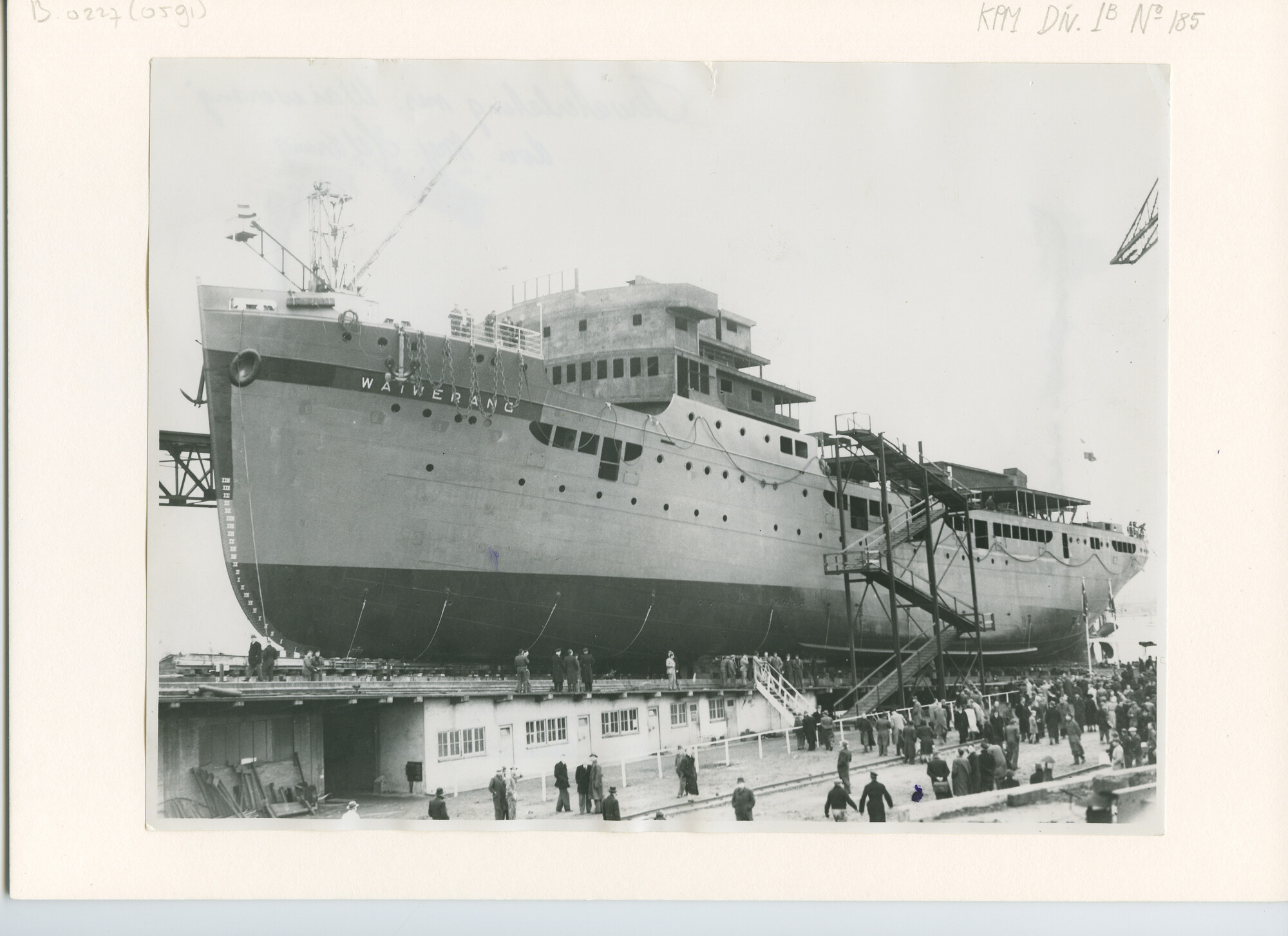 B.0227(0591); Foto van ms. Waiwerang van de KPM op de helling; foto