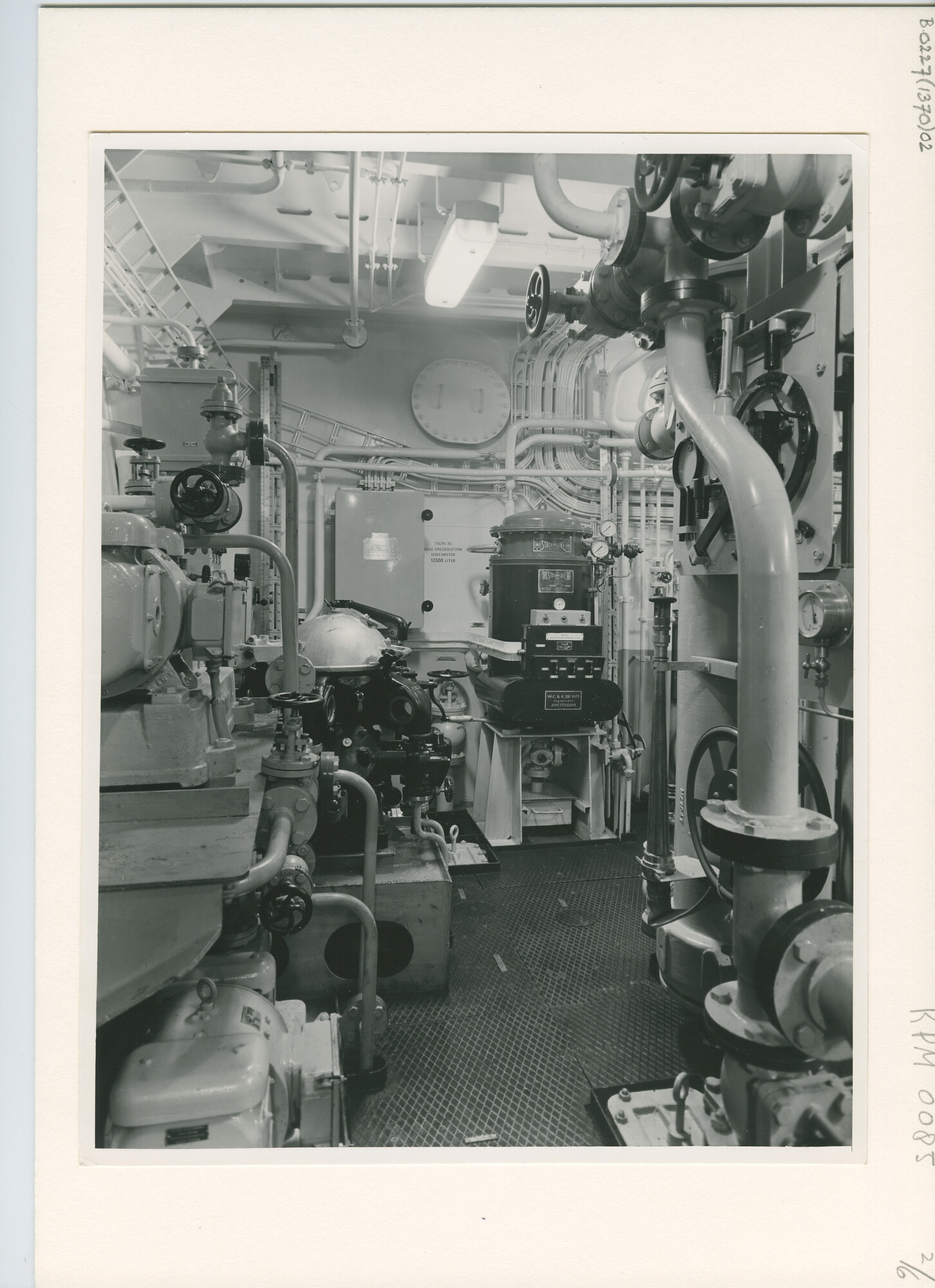 B.0227(1370)02; Interieurfoto's van de machinekamer van ms. 'Roggeveen'; foto
