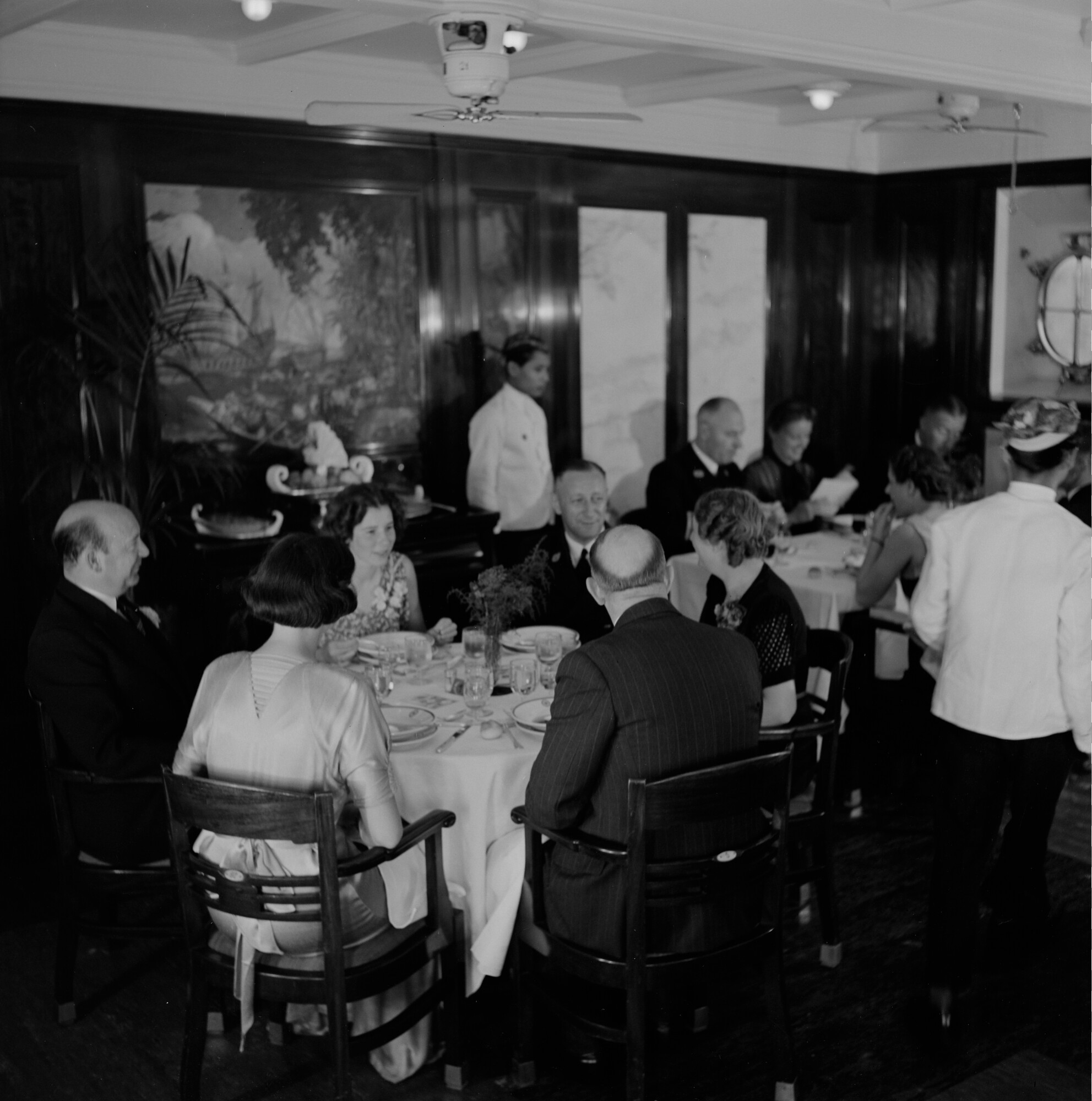 2015.1935; Negatief van een diner in de eetsalon eerste klasse aan boord van een schip; negatief