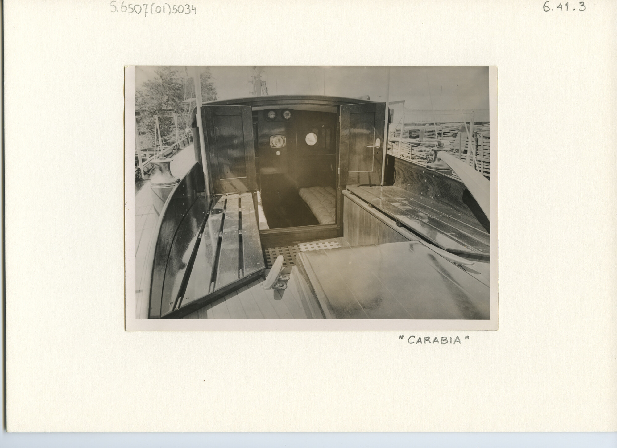 S.6507(01)5034; Foto van een dekhut van de Carabia II; foto