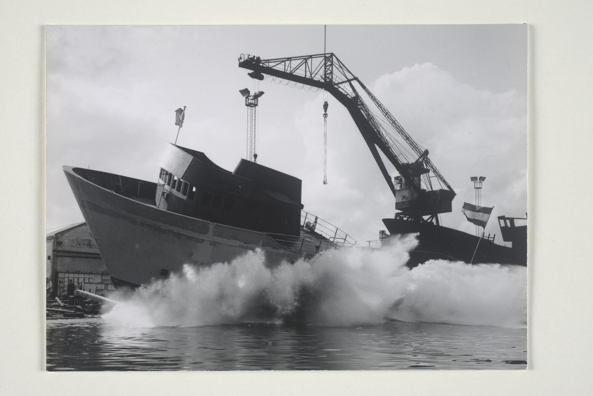 1999.1608; De tewaterlating van de Zuid-Afrikaanse trawler 'Treffer 1' (L 43) uit Luderitz bij de Scheepswerf 'De Industrie' van D. & J. Boot te Alphen aan de Rijn [...]; foto