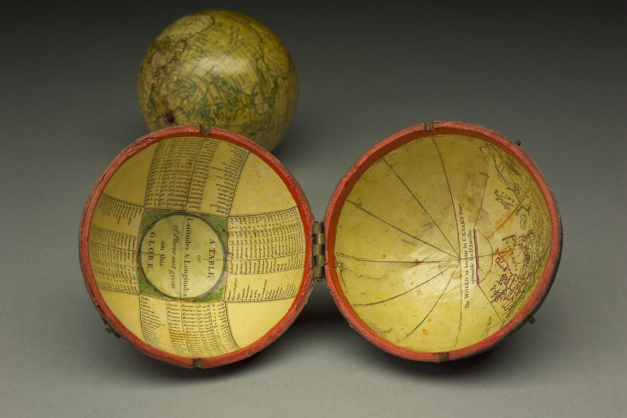 A.0145(025)11; Aardglobe in zakformaat van 7,75 cm. in doorsnede in foedraal, door John en William Cary, Londen, 1791; globe