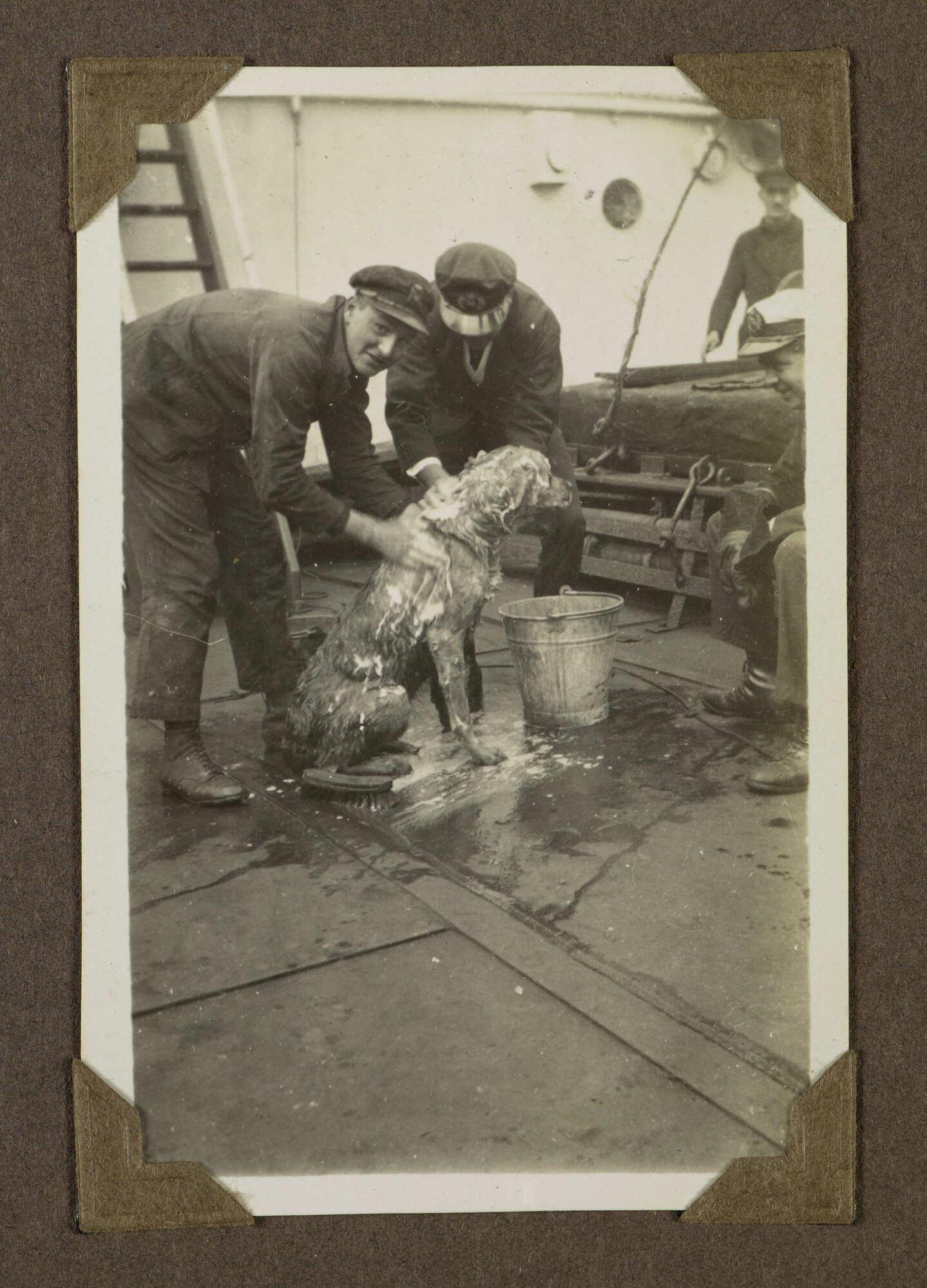 S.5946; Persoonlijk album van marconist J.D. van Schooten met fotos tijdens reizen [...]; fotoalbum