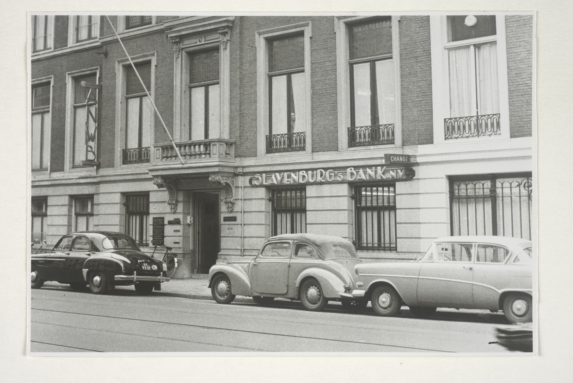 S.5621(01)0991; Foto van bankgebouwen na overname door de bezetting.; foto