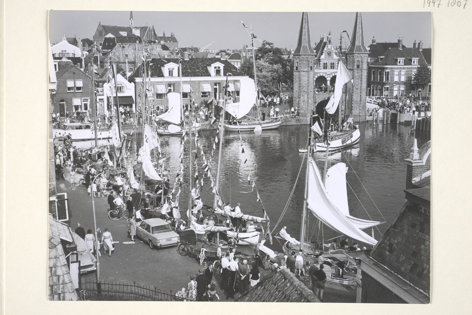1997.1807; Reunie van platbodems te Sneek, 1965; foto