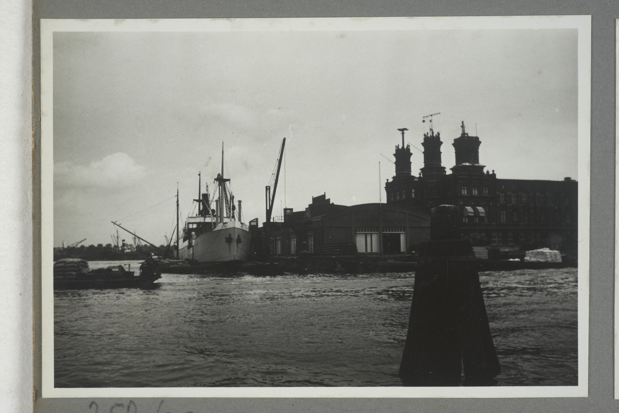 1998.2177; Omslag/ album met een grote hoeveelheid proeffoto's gemaakt door mw. A.M. Wolff-Koller in opdracht van de Gemeente Handelsinrichtingen in Amsterdam; omslag