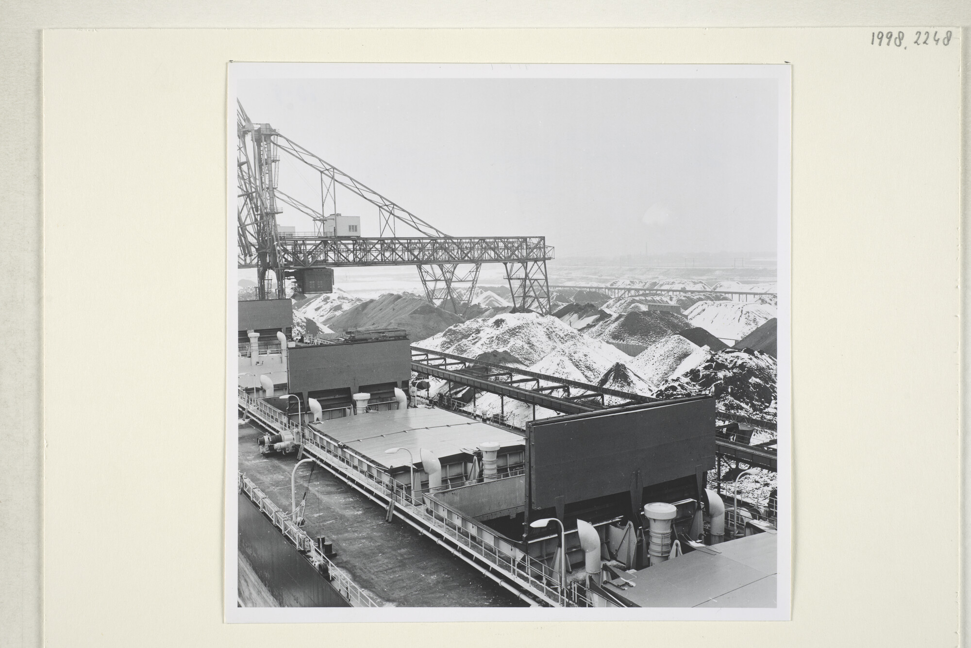 1998.2248; Ertsoverslag bij de OBA aan de Ertskade in Amsterdam, winter 1963; foto