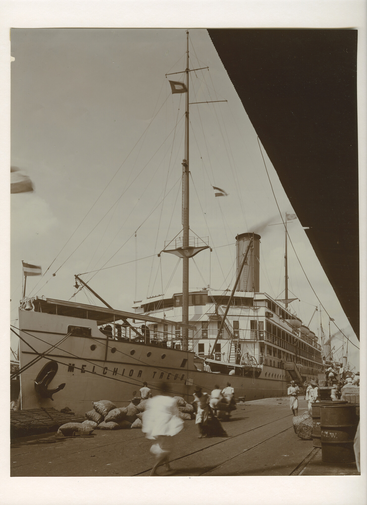 B.0227(0209); Foto van ss. Melchior Treub afgemeerd aan een kade, vermoedelijk is dit in de haven van Tandjong Priok; foto