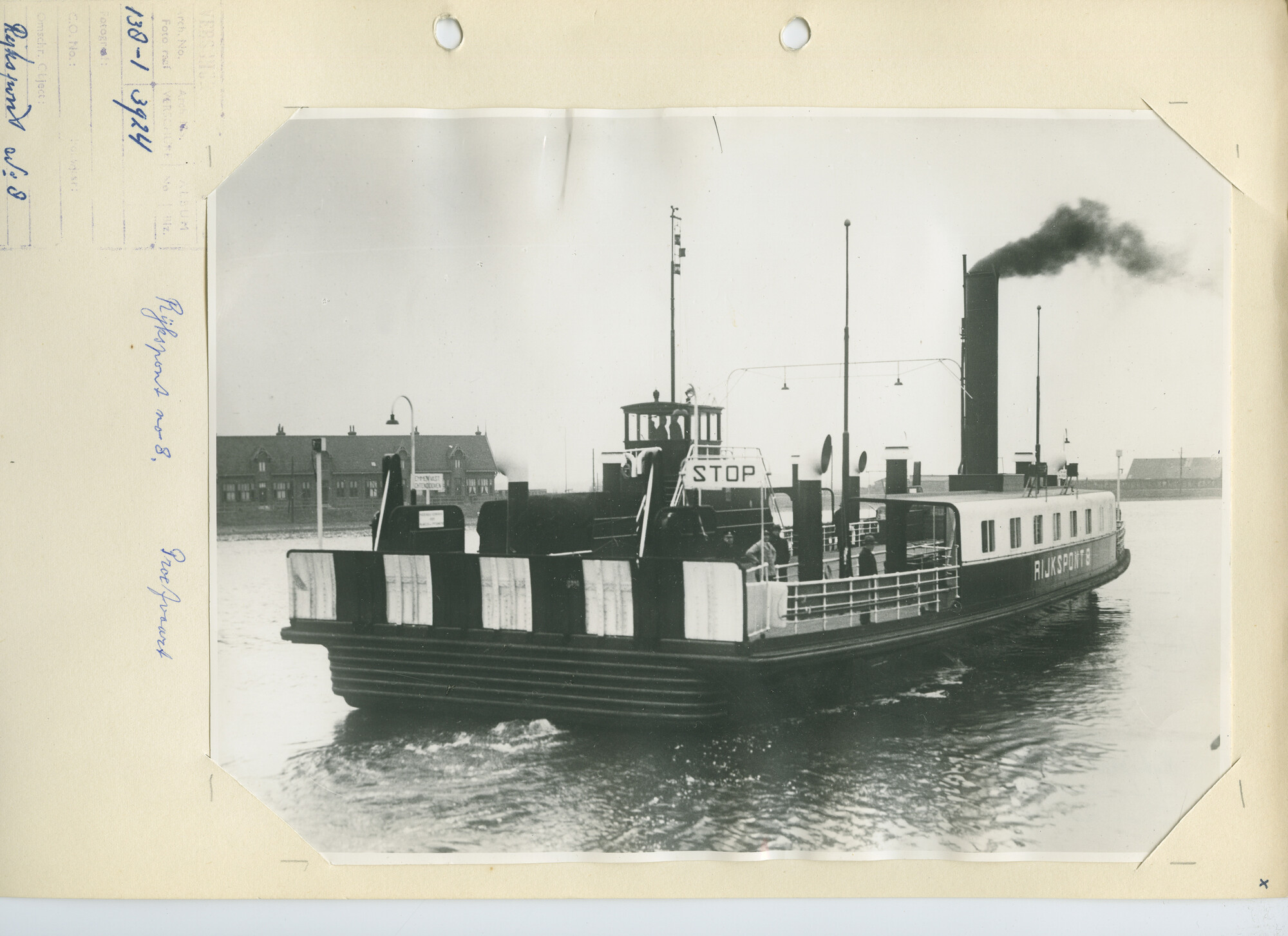 S.5621(01)1199; Foto van proefvaart "Rijkspont no.8".; foto