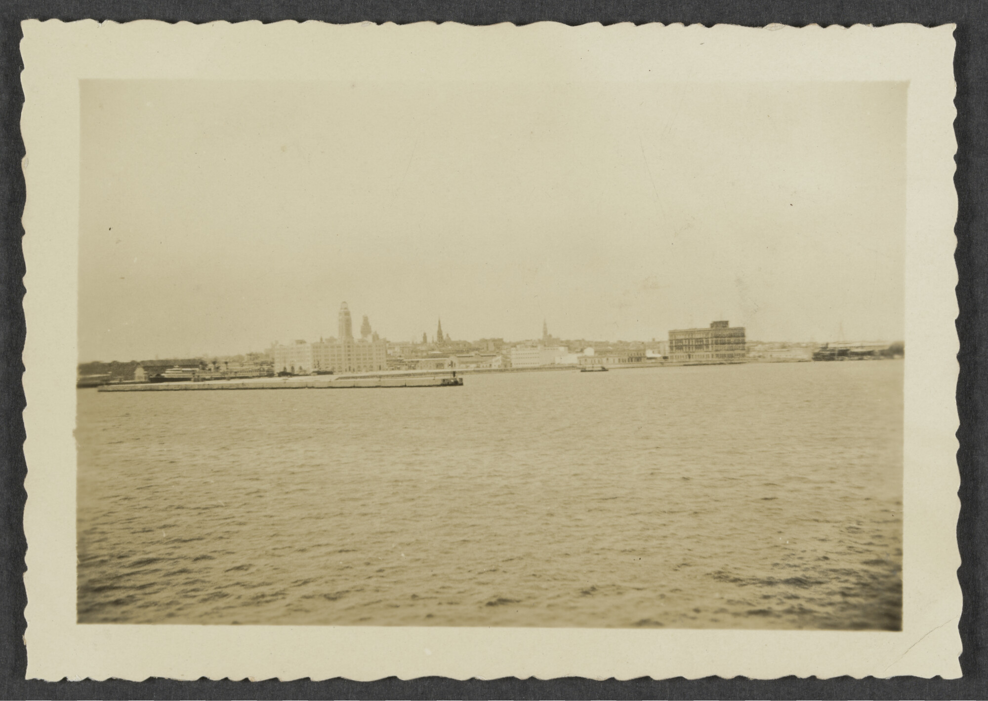 2025.0034; Zwart-wit foto van Montevideo, vanaf het water gezien; foto