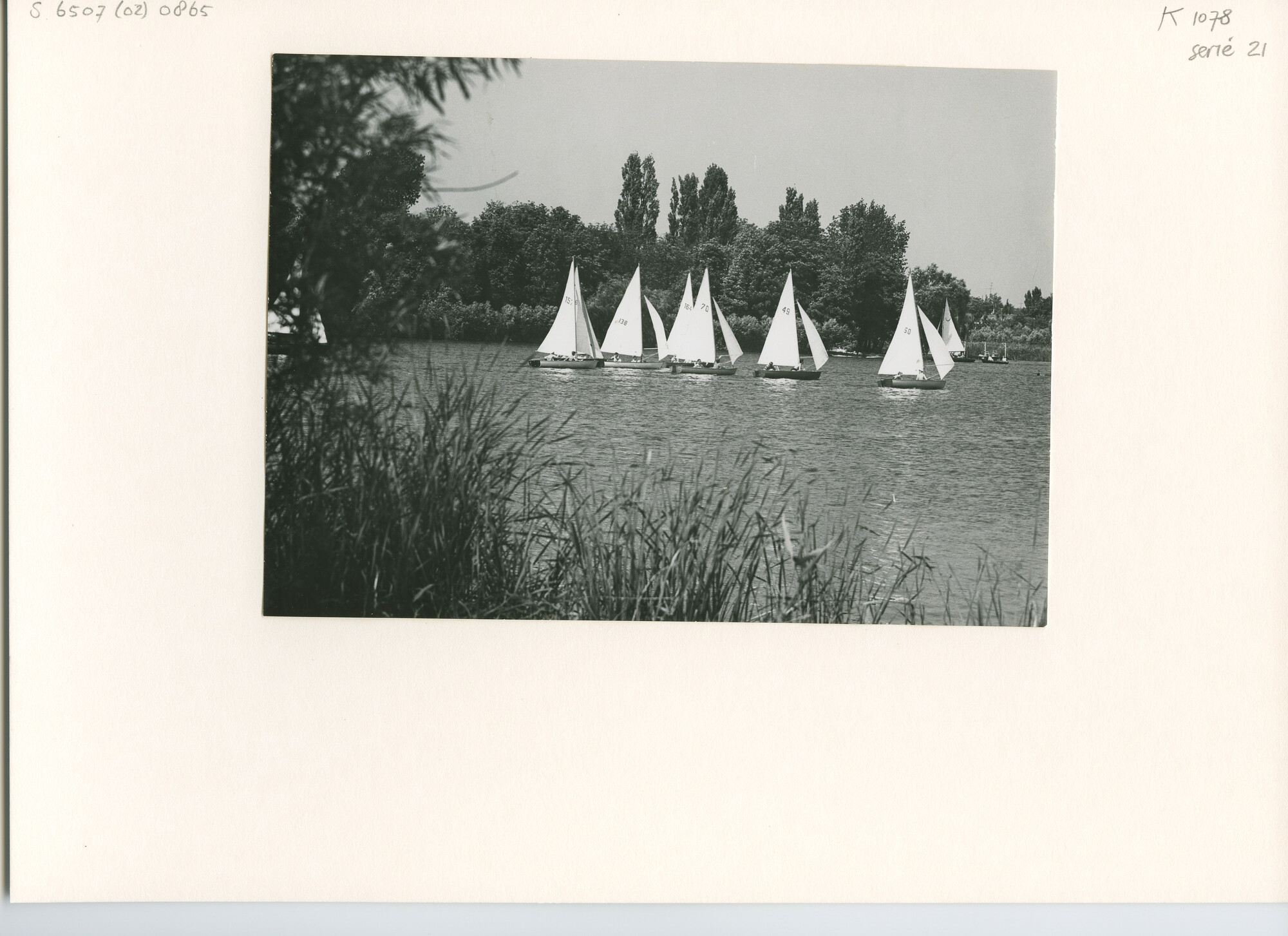 S.6507(02)0865.01; Zwart-wit foto van de Jeugdklasse op de Hillegersbergse Plas en op het Spaarne; foto
