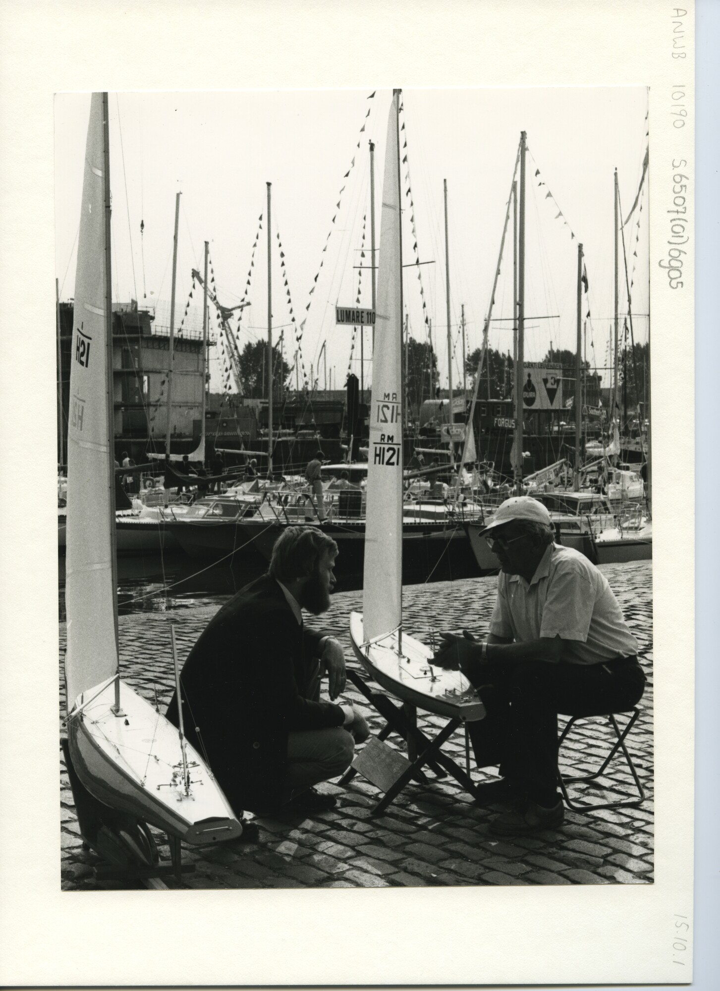 S.6507(01)6905; Foto van Hiswa te water; foto