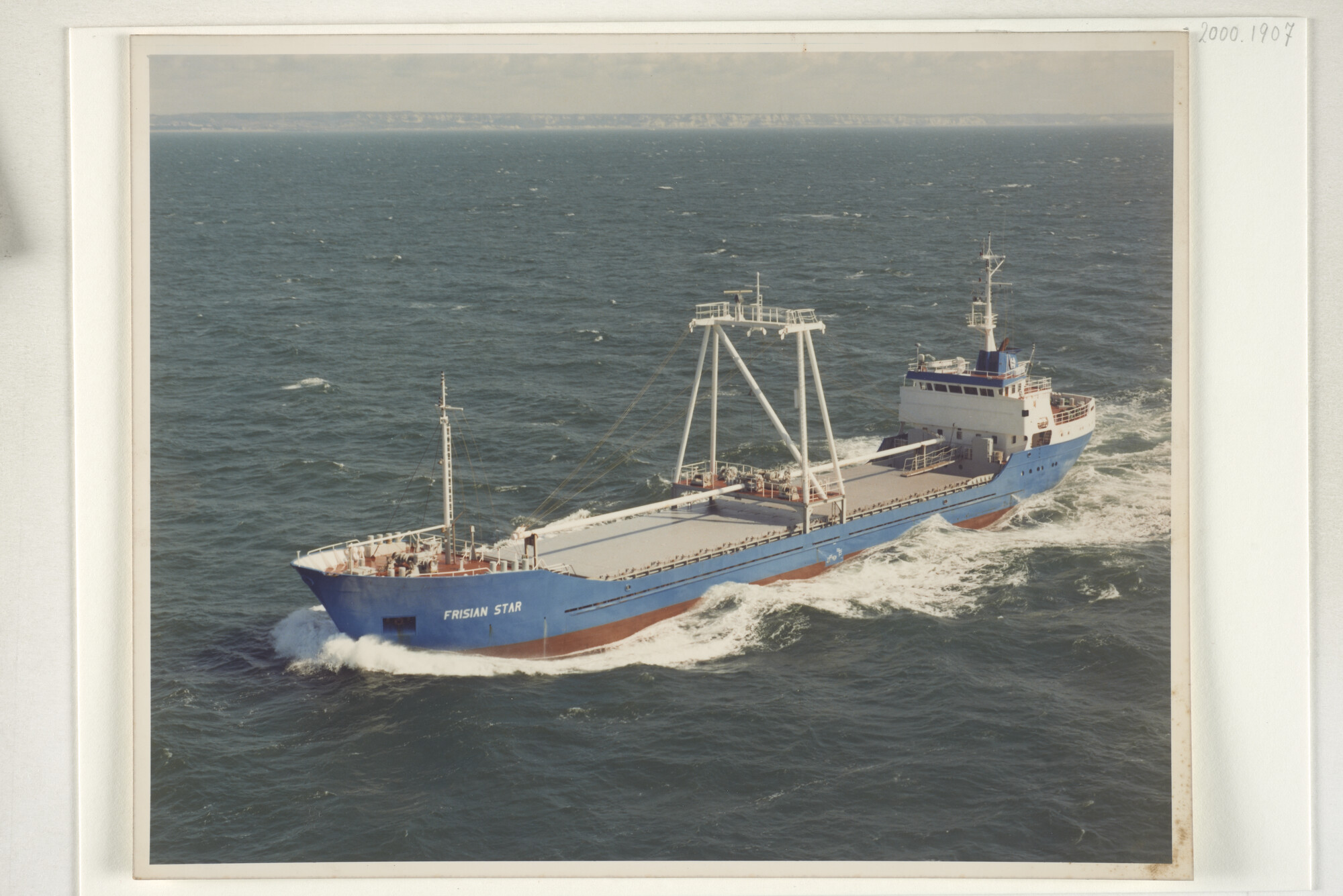 2000.1907; Een luchtfoto van het vrachtschip ms. 'Frisian Star' van Rederij Frisian Star (Holwerda Scheepvaart BV; foto