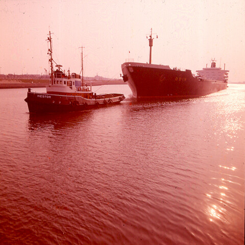 S.9100(2084); Dia van de Duitse bulkcarrier ms. Odin (40 voet diep) in de buitenhaven met [...]; diapositief