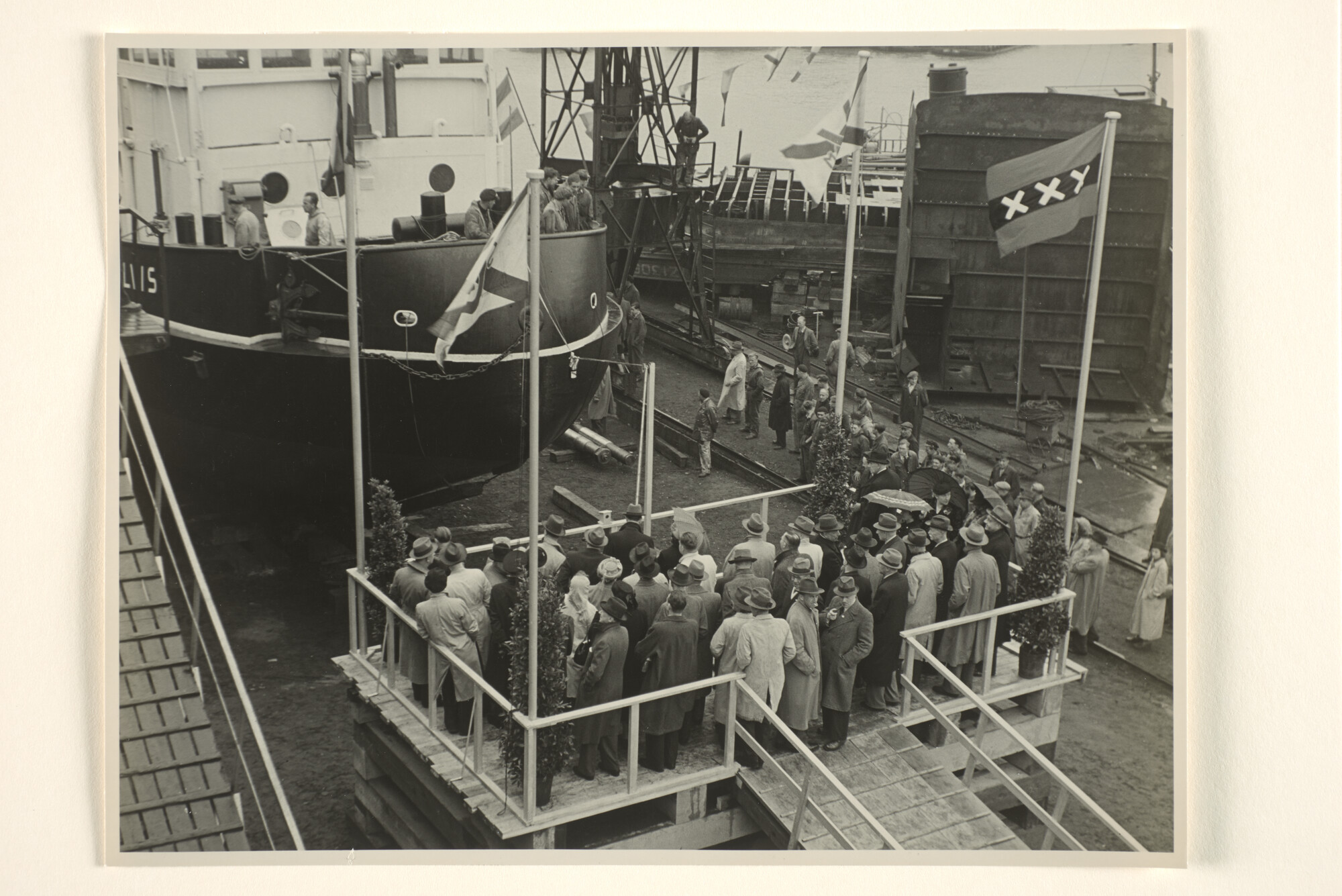 1996.3432; Foto's van de tewaterlating van de ijsbreker ms. 'Walvis' eigendom van Vereniging Algemeene Scheepvaart Belangen te Amsterdam bij scheepswerf Verschure & Co; fotoreportage
