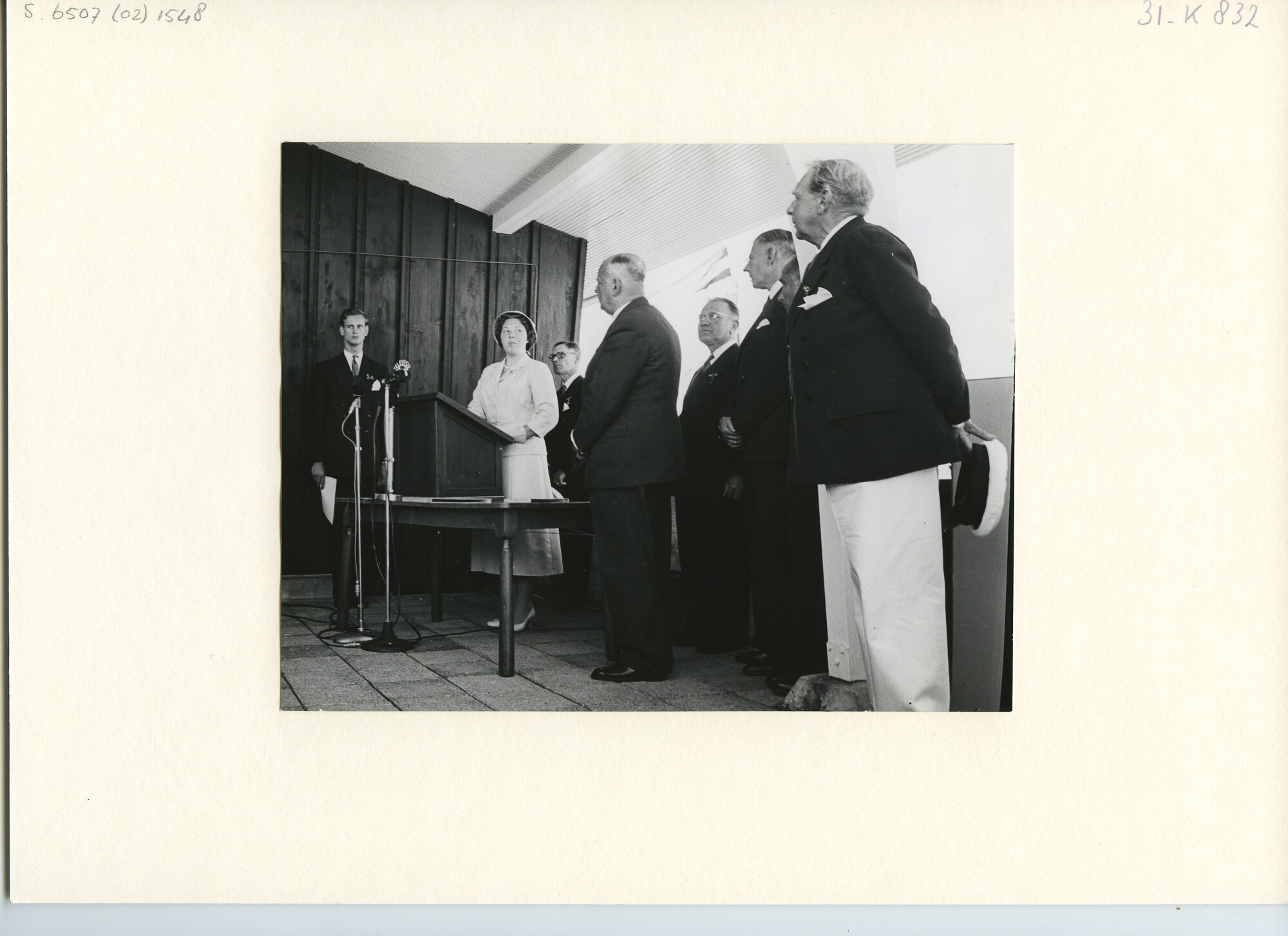 S.6507(02)1548.02; Zwart-wit foto van de overdracht van Lemsteraak De Groene Draeck aan prinses Beatrix; foto