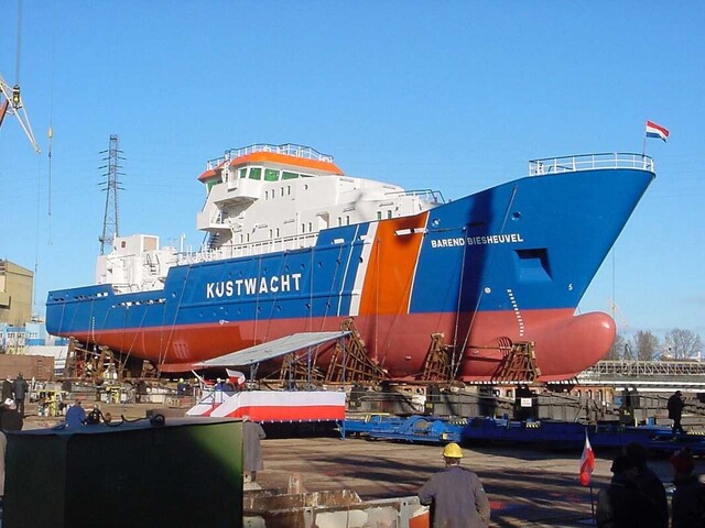 2001.2650; Kleurenfoto's van de tewaterlating van het visserij-inspectievaartuig 'Barend Biesheuvel' voor de AID; fotoreportage