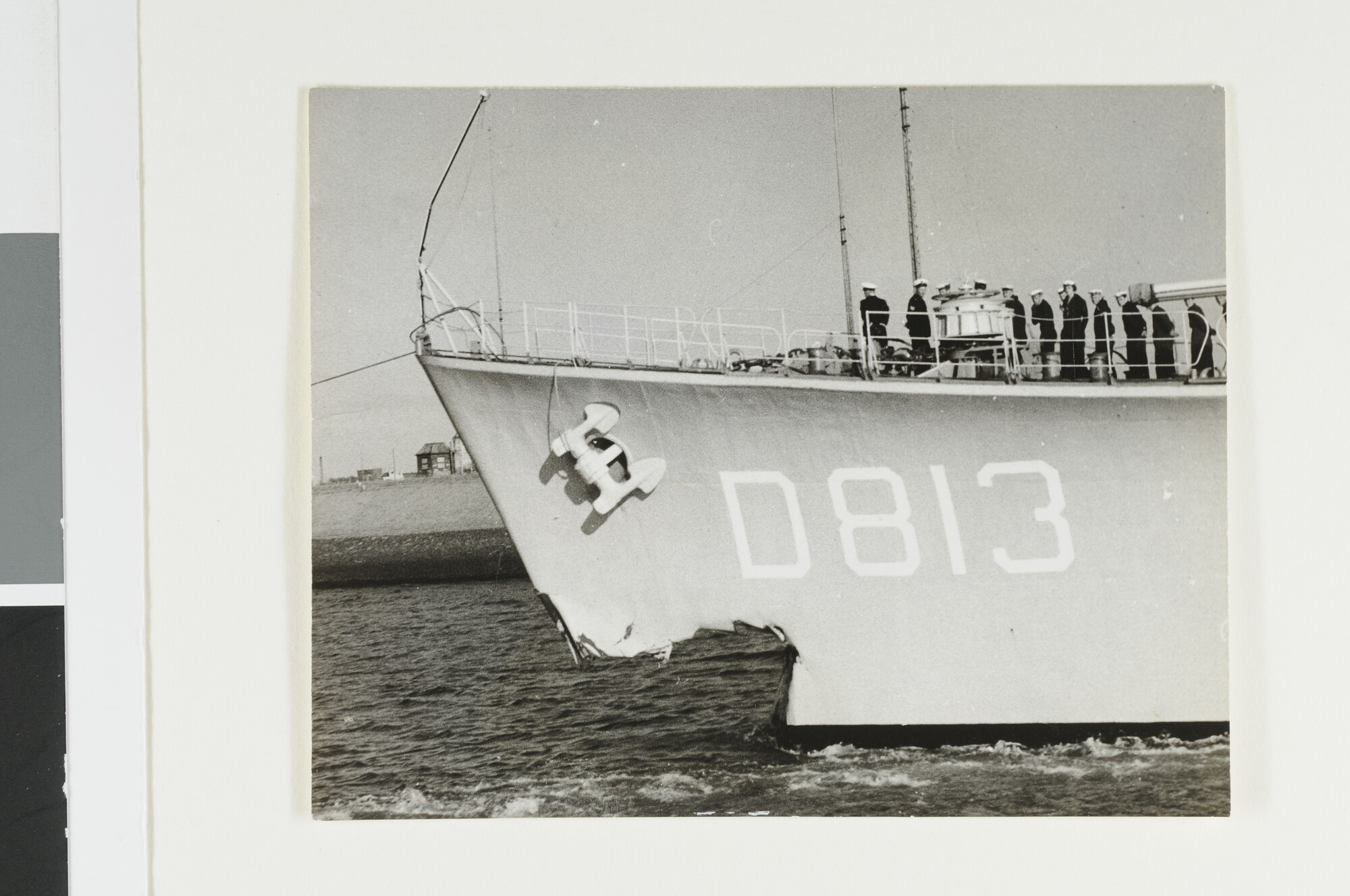 S.6408(0870); Detailfoto van het gat aan de voorsteven van de onderzeebootjager [...]; foto