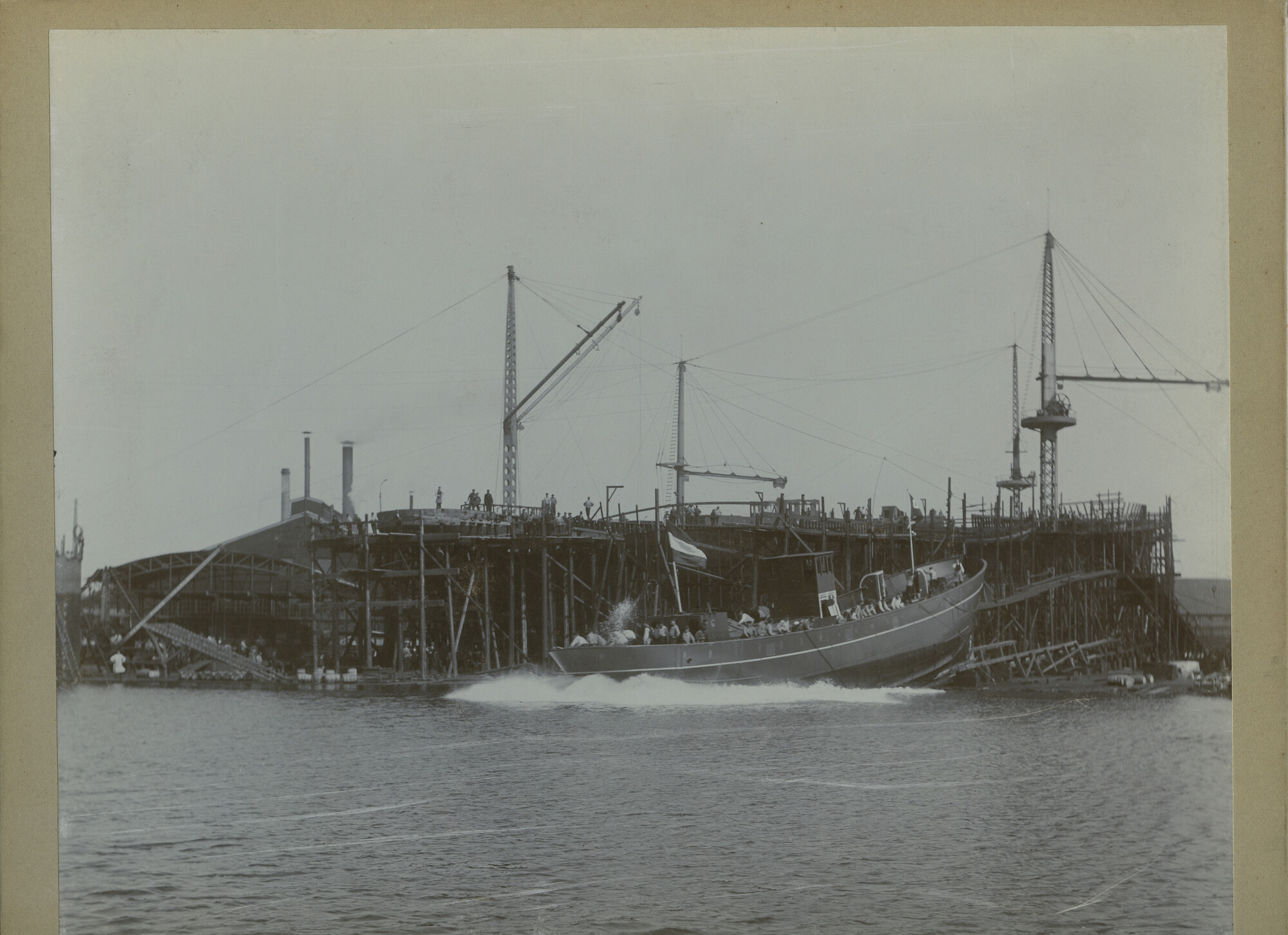 S.5444(0125)1; Foto van de tewaterlating van de stoomtrawler Oceaan III (IJM 93); foto