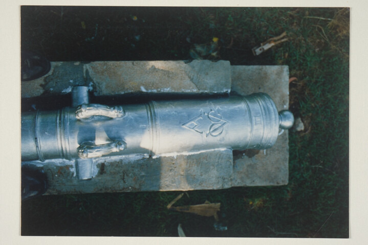 1992.1402; Foto van een deel van een kanon, zilverkleurig geverfd, met een monogram van [...]; foto