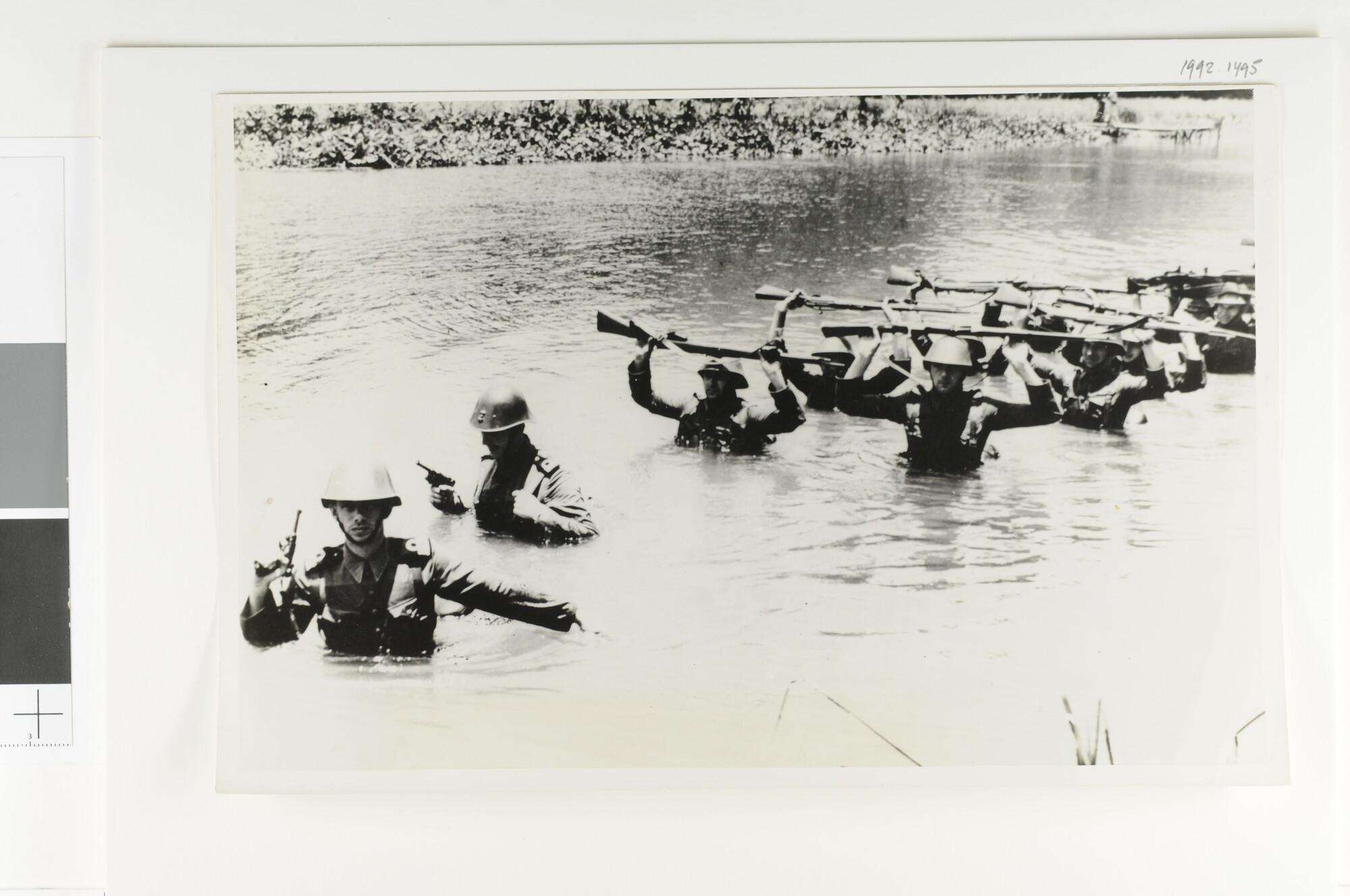 1992.1495; Mariniers doorwaden een kali; foto