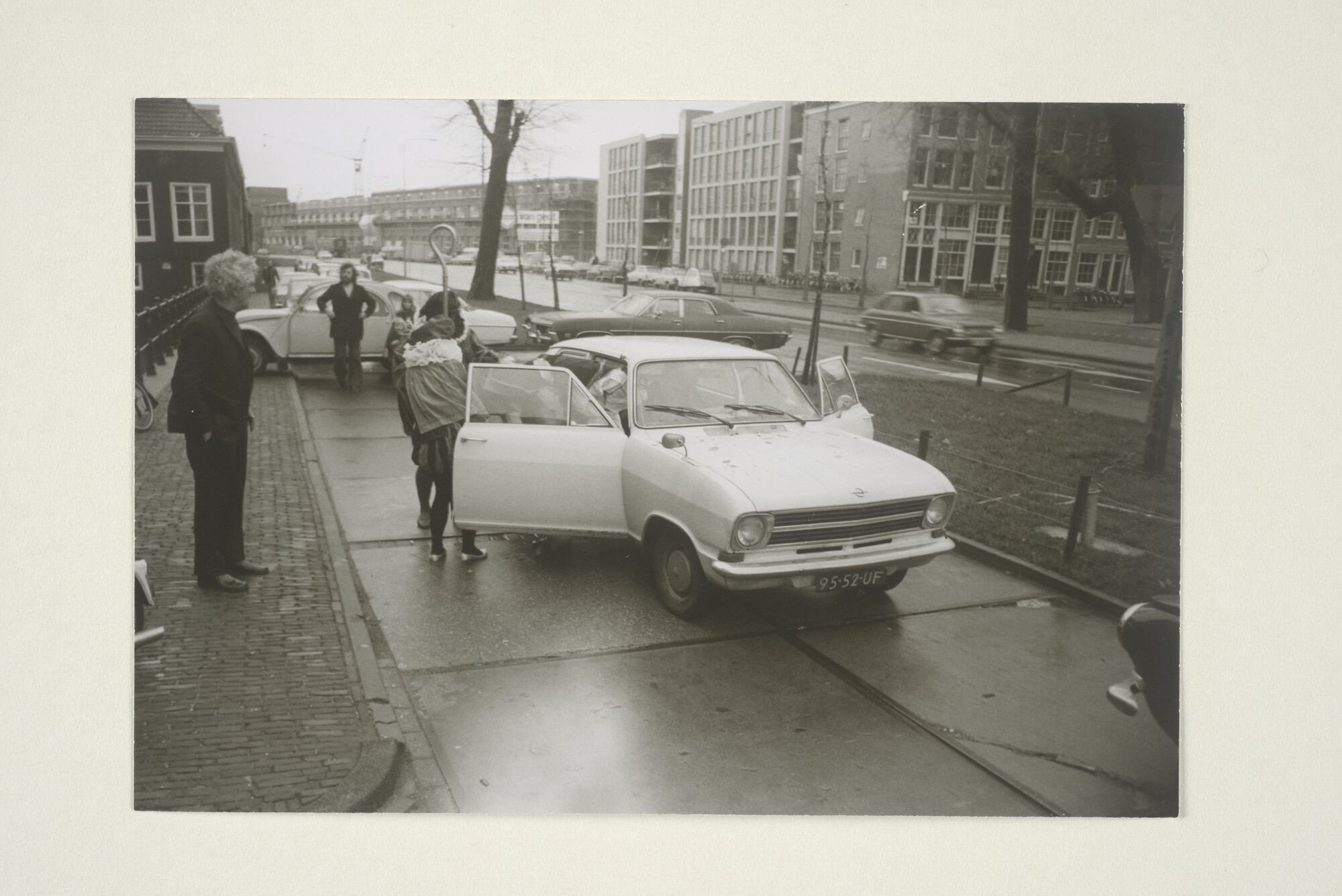 2000.2687; Sinterklaas. Aankomst van Sinterklaas bij de hoofdingang van het Scheepvaartmuseum [...]; foto