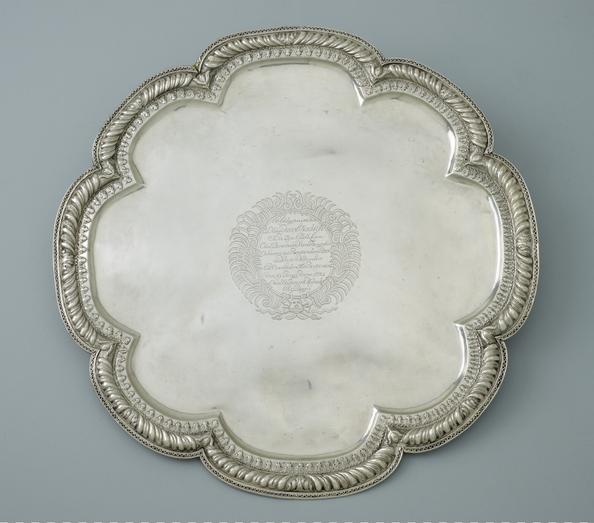 A.3495(01); Zilveren gedachtenisbord ter herinnering aan het overlijden van Jacob Sandelijn, 1732; gedenkbord